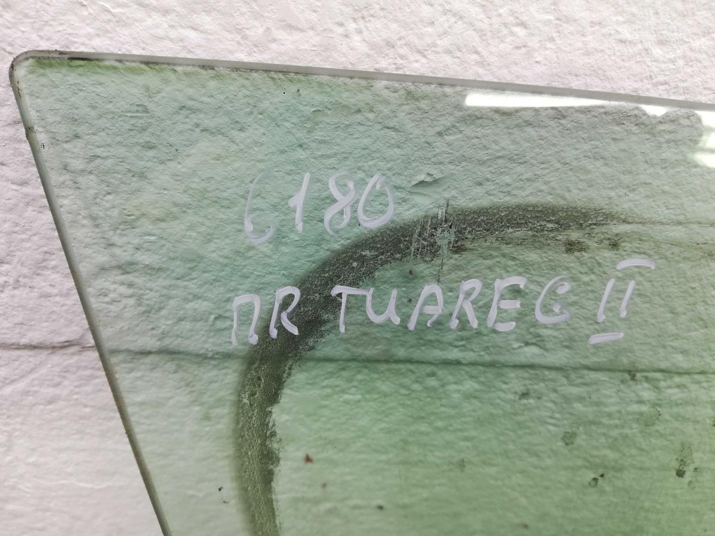 Стекло двери передней правой