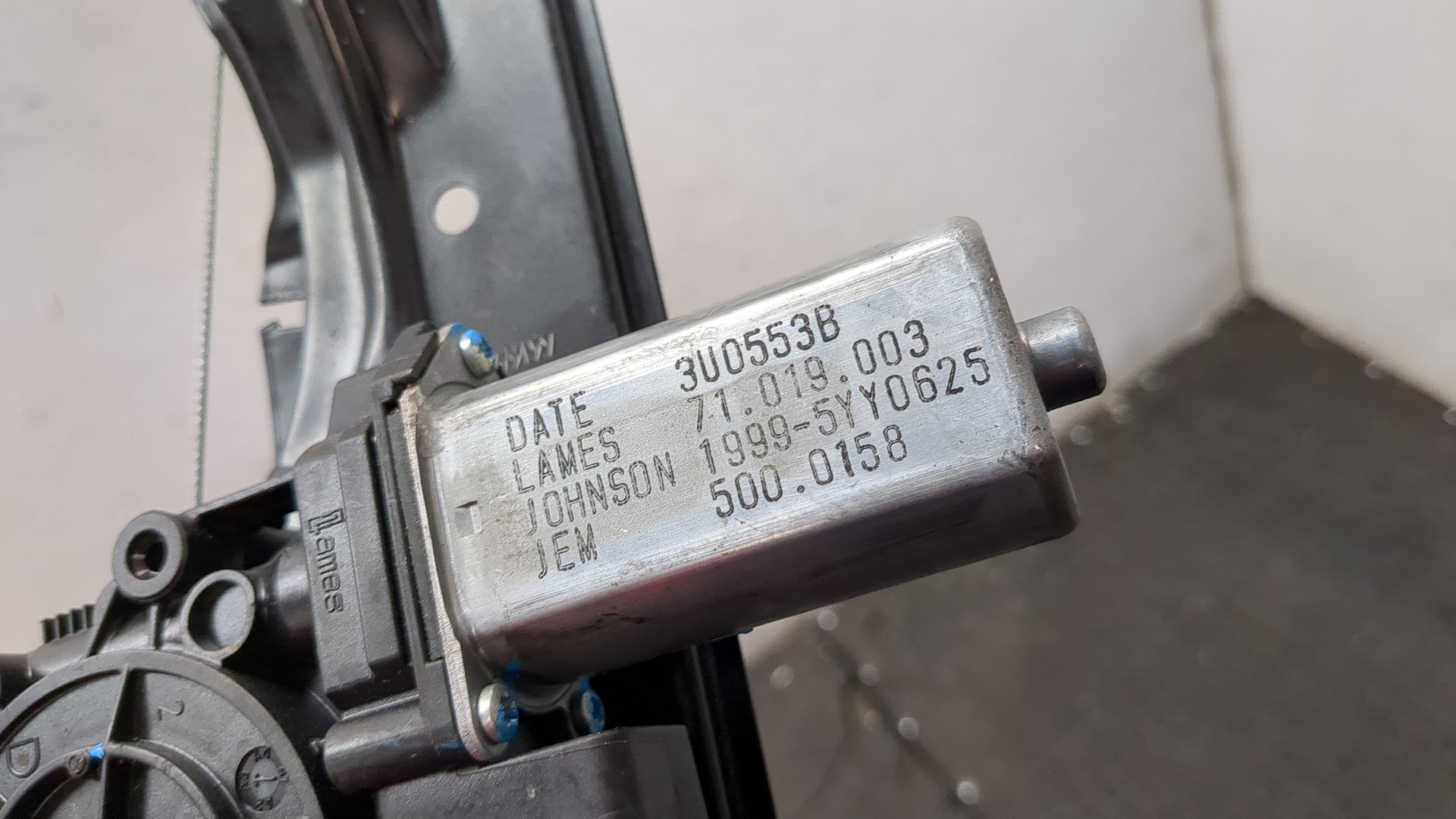 Стеклоподъемник электр. задний правый