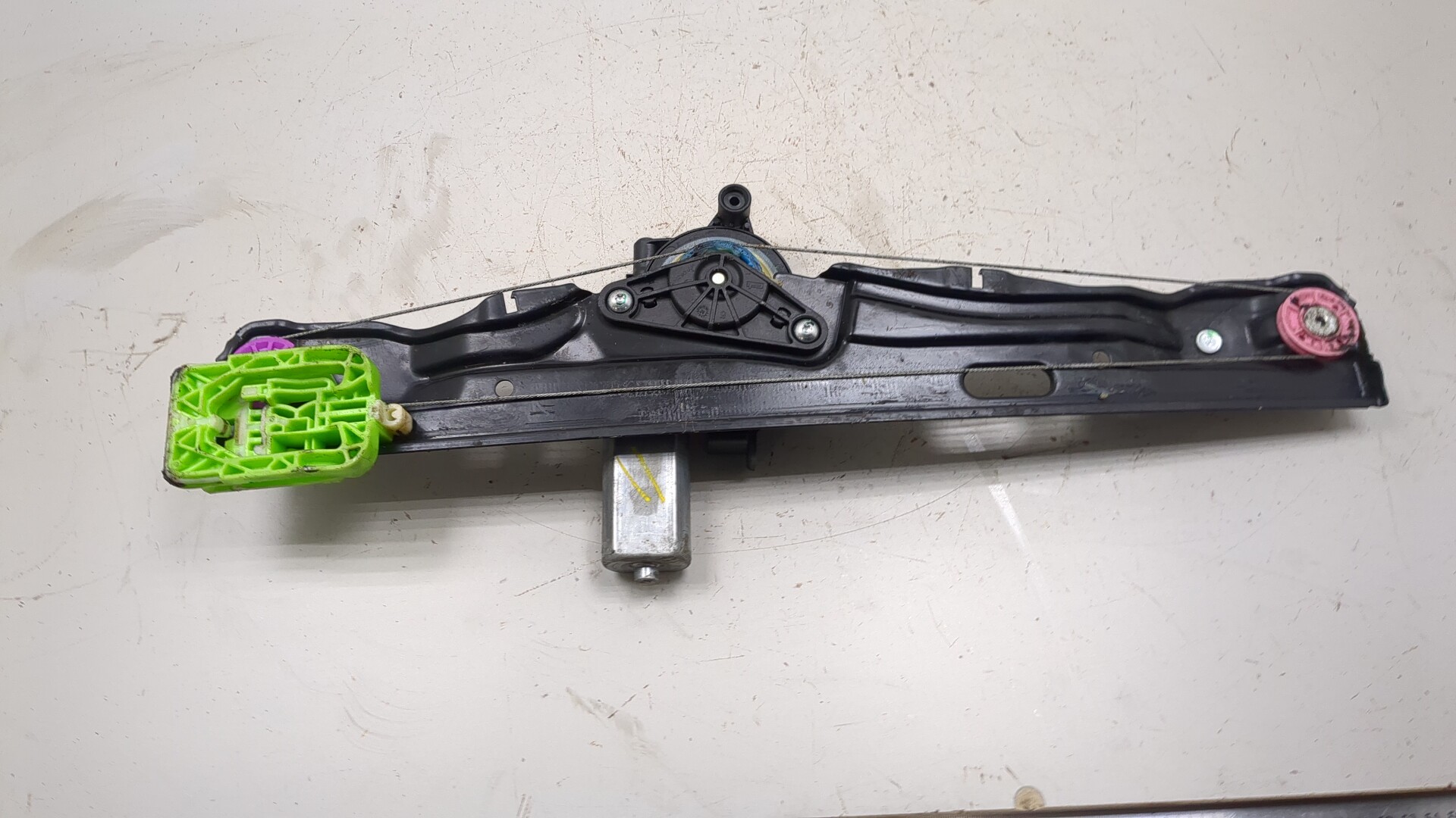 Стеклоподъемник электр. задний правый