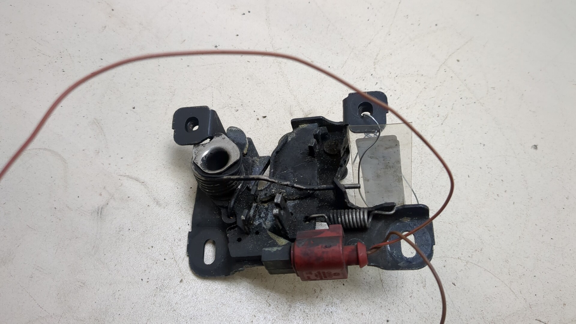 Замок капота