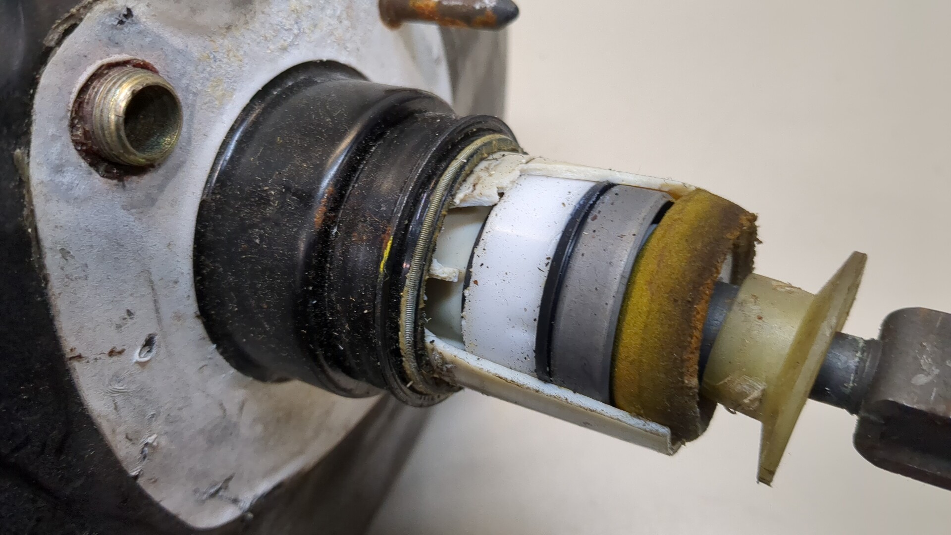 Цилиндр тормозной главный