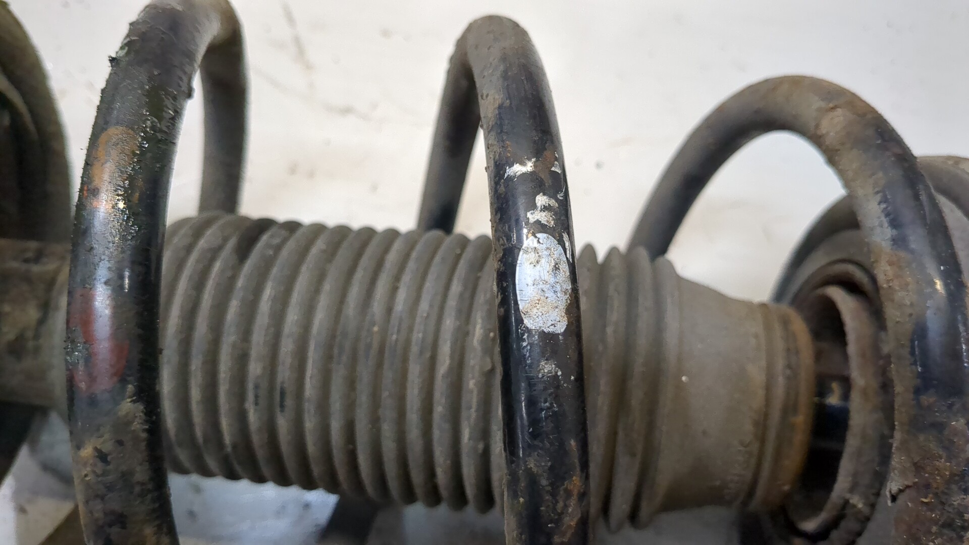 Амортизатор передний правый