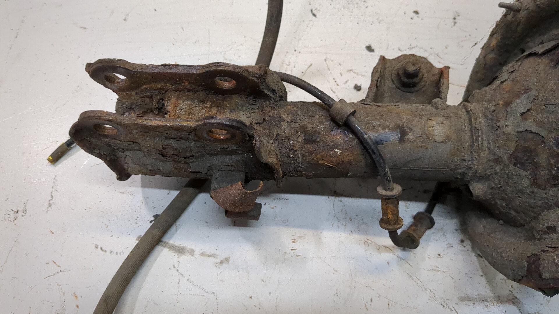 Амортизатор передний правый