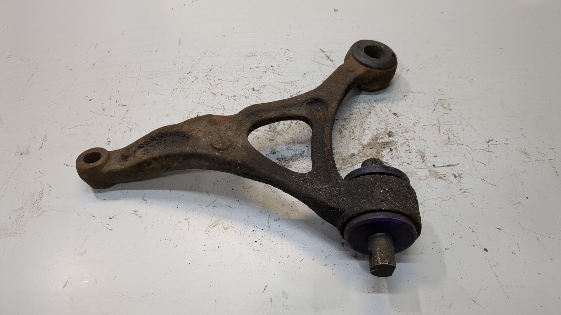 Рычаг передний правый