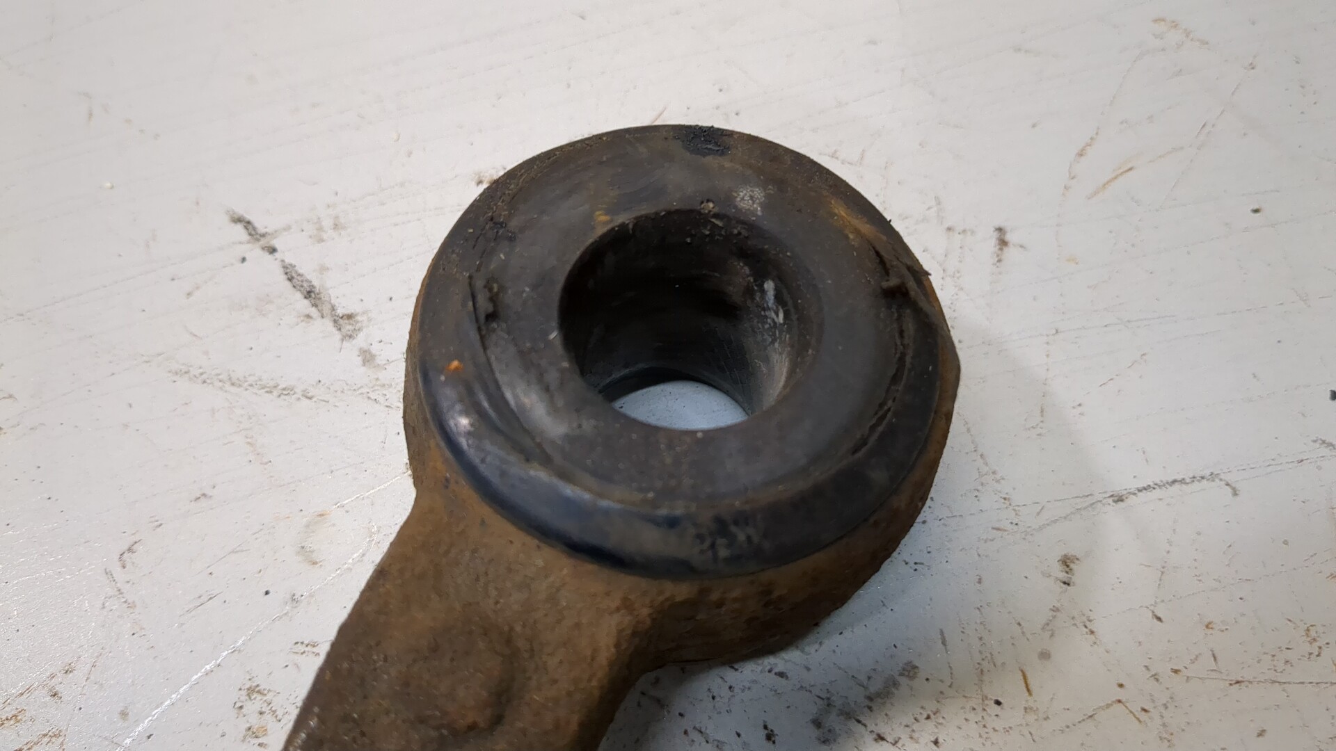 Рычаг передний правый