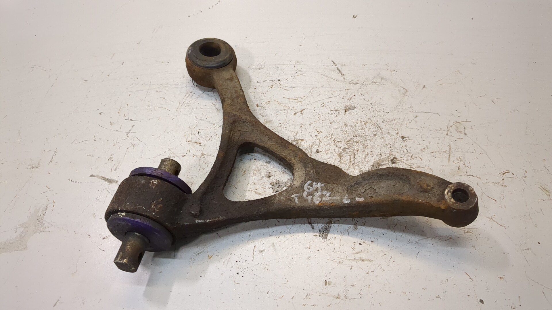 Рычаг передний правый