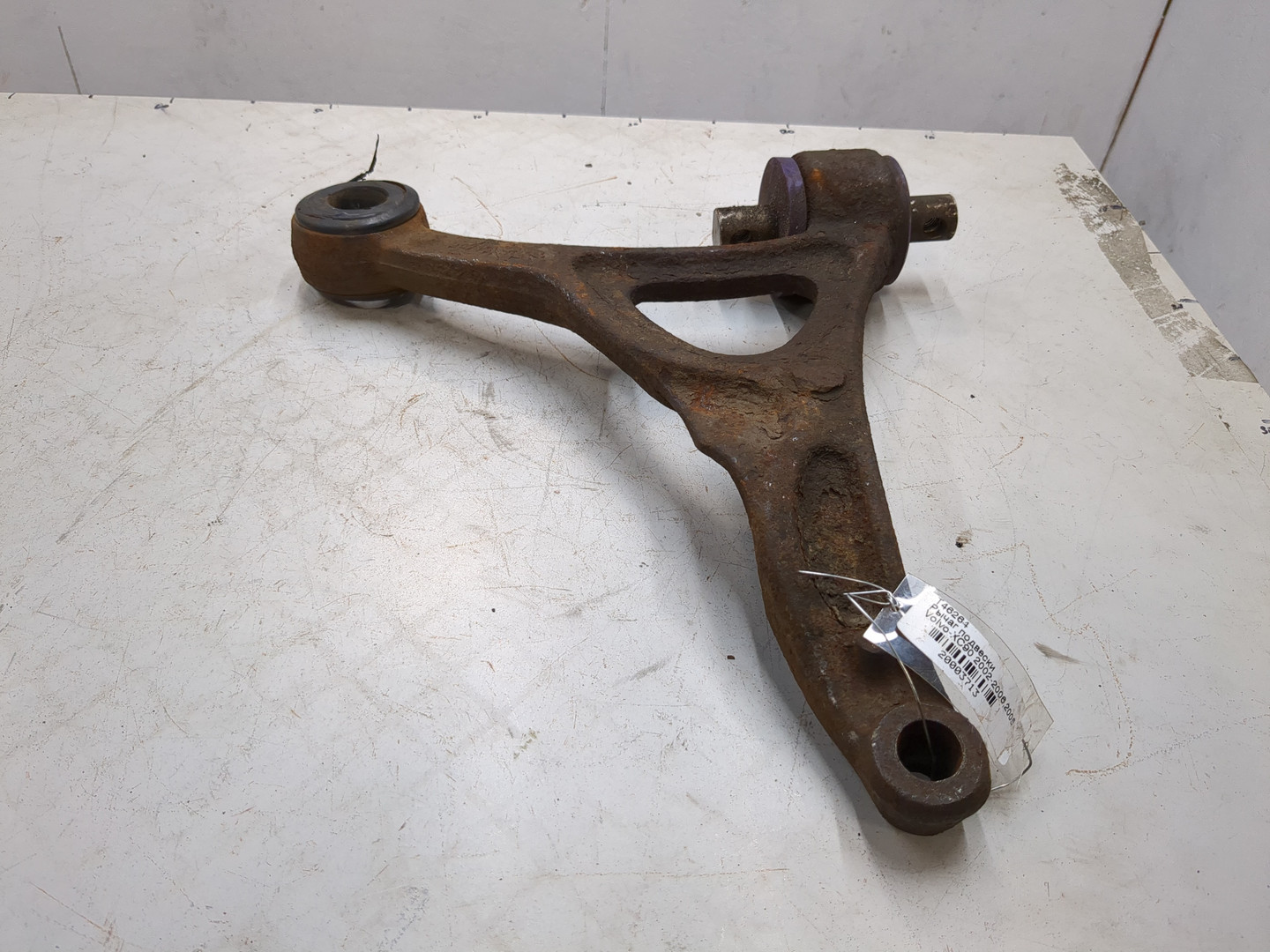 Рычаг передний правый