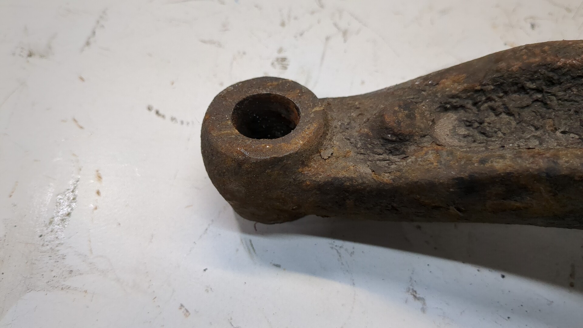 Рычаг передний правый