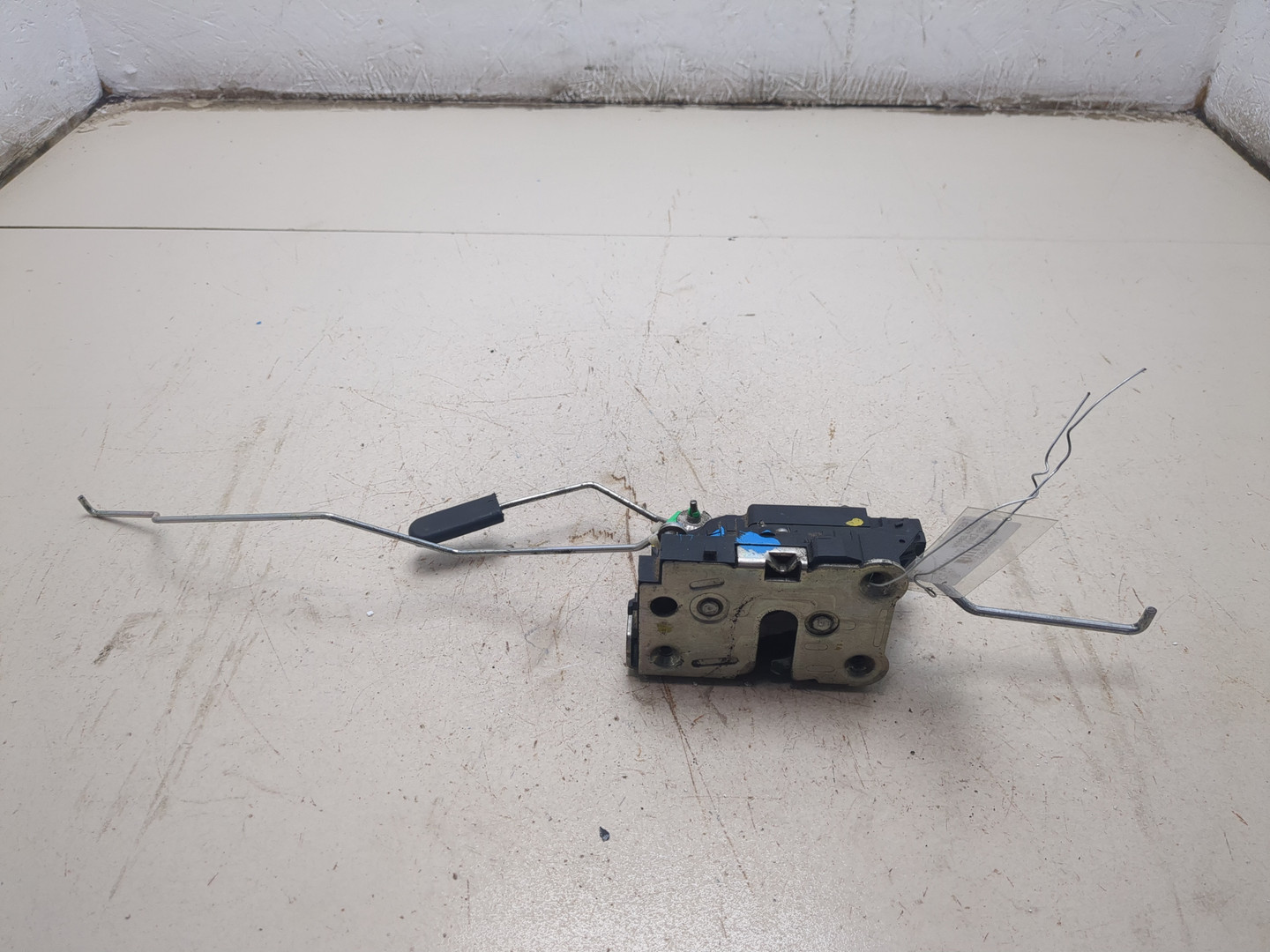 Замок двери передней правой