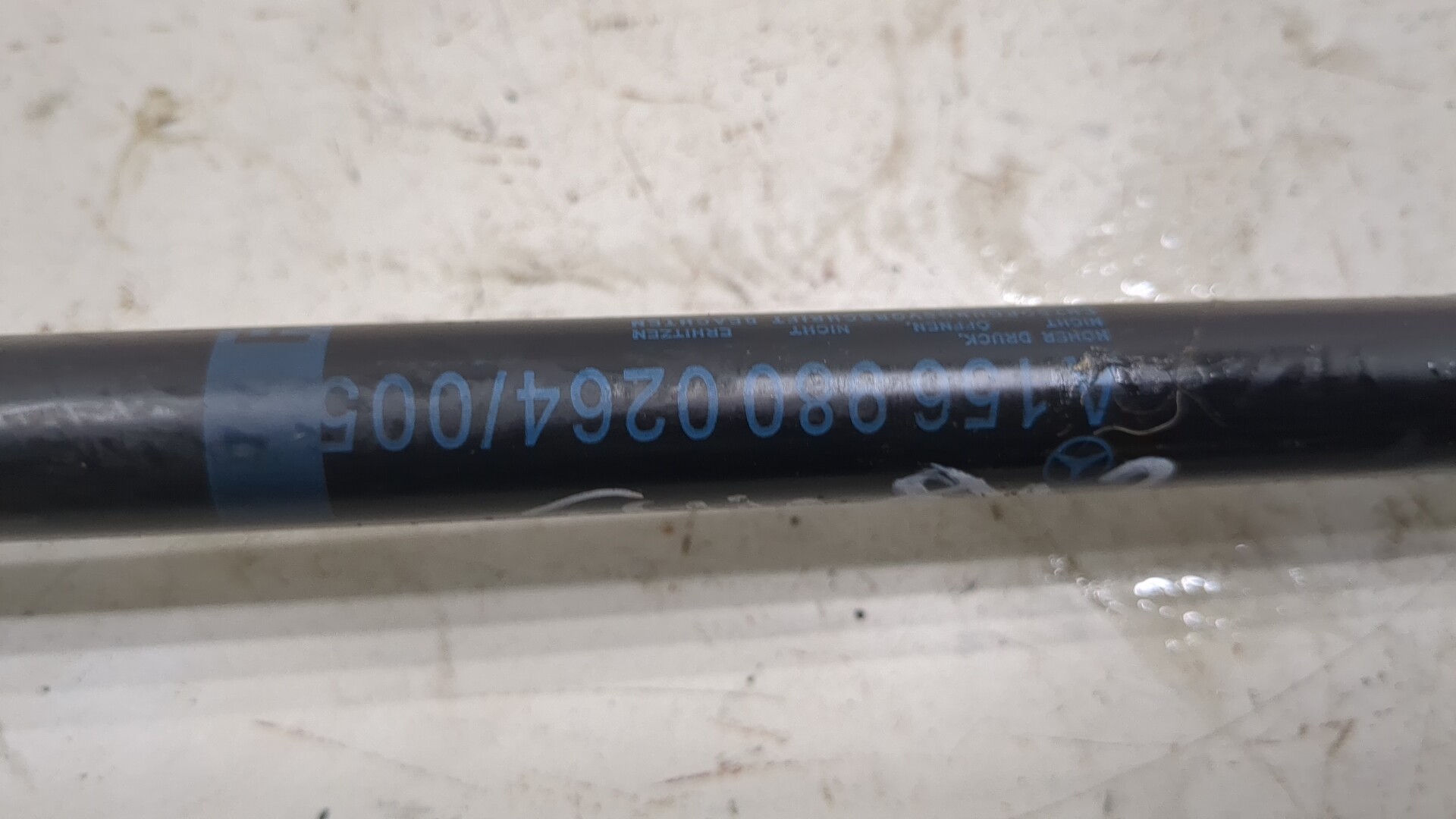 Амортизатор крышки багажника