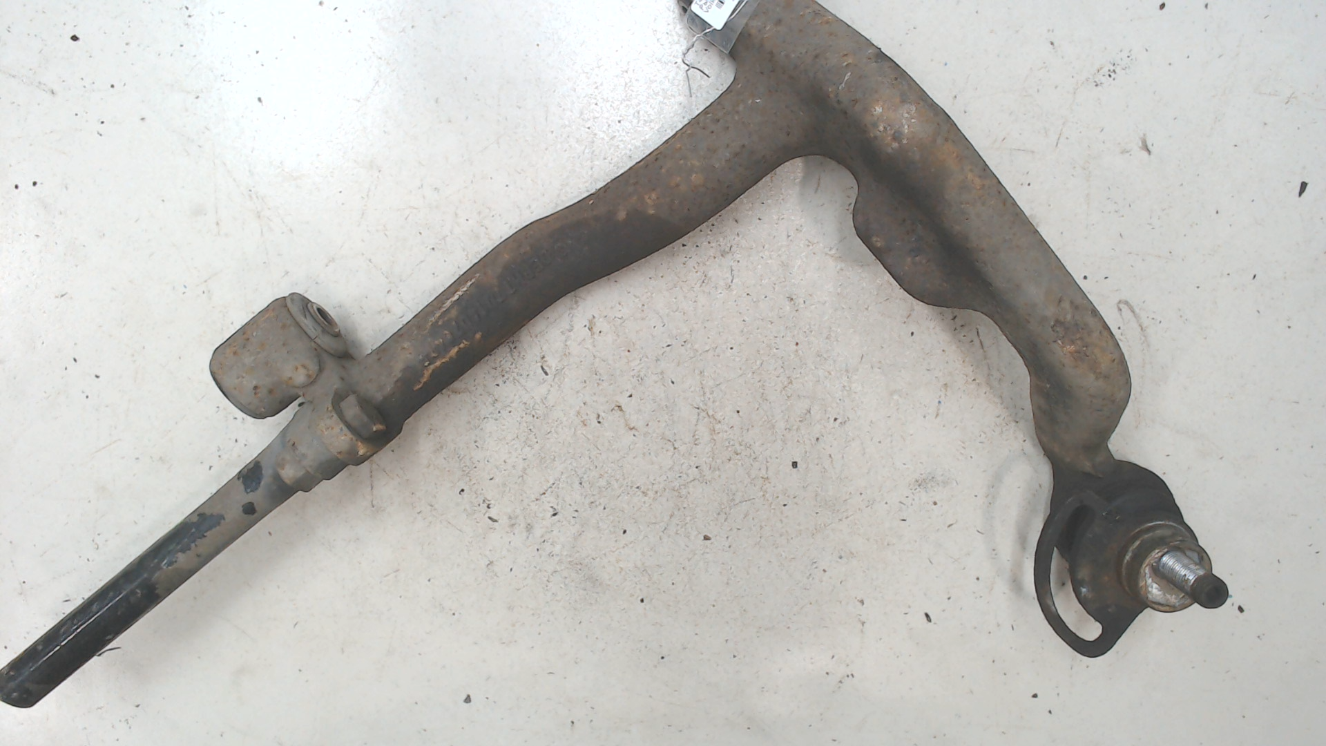 Рычаг передний левый