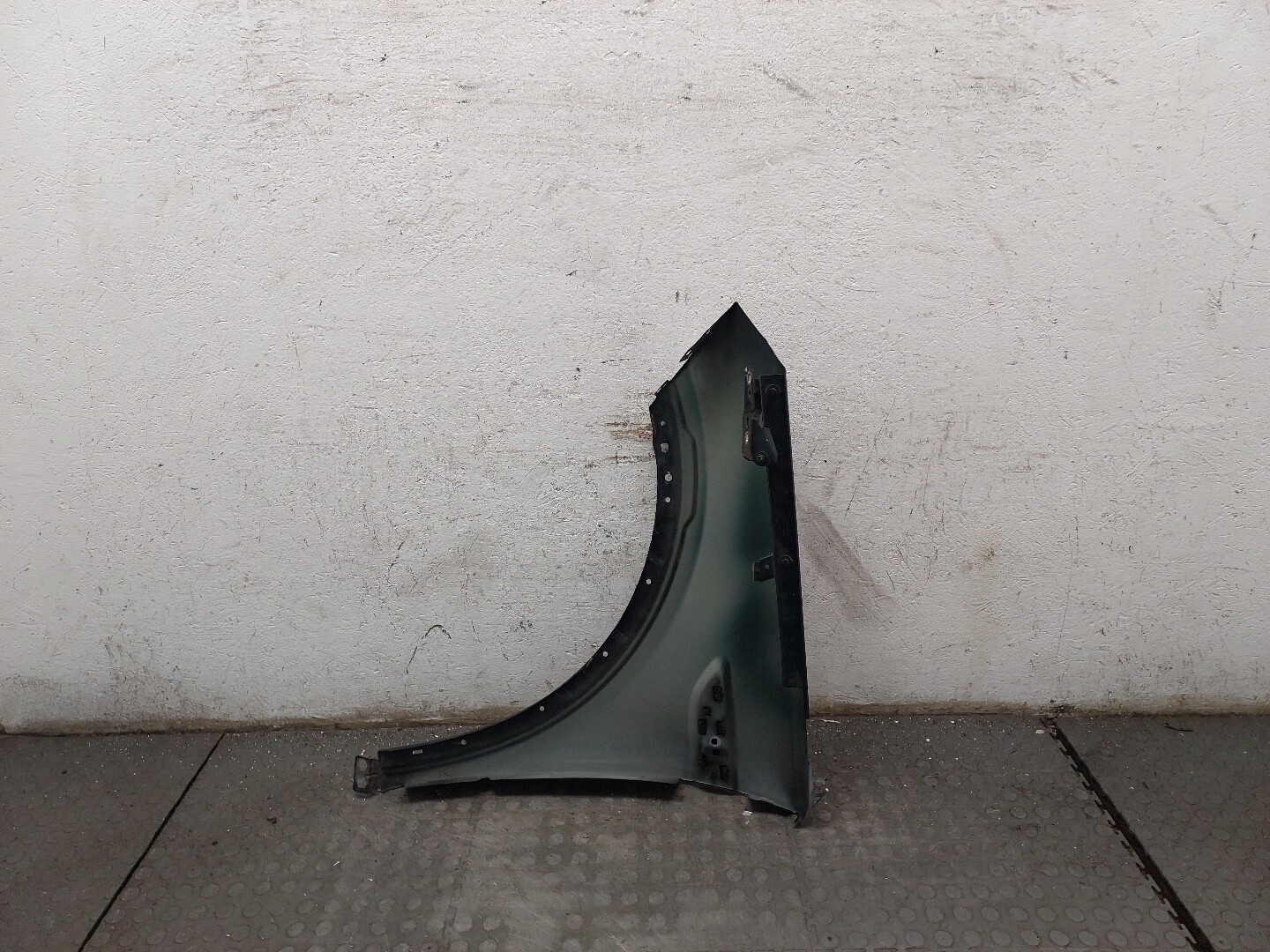 Крыло переднее правое