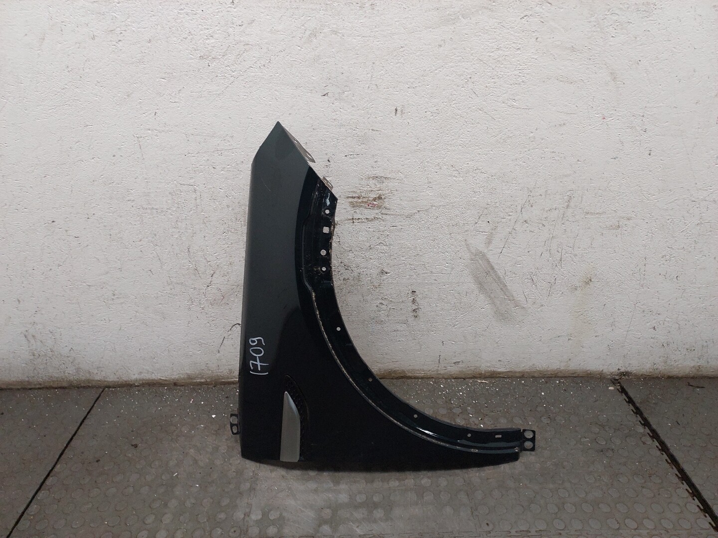 Крыло переднее правое