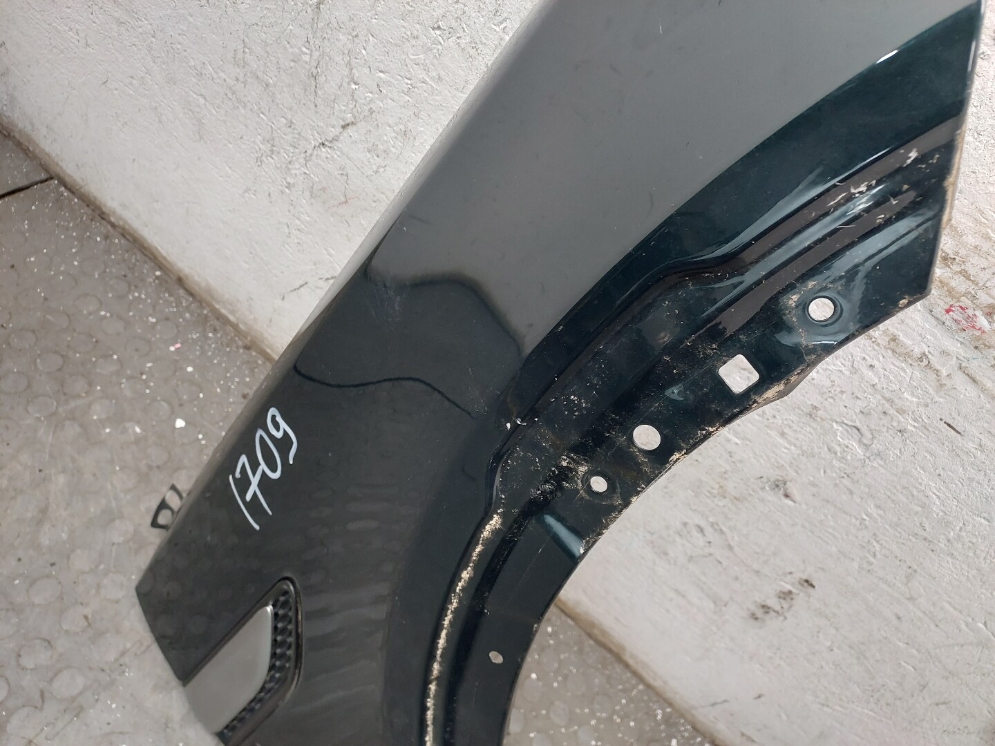 Крыло переднее правое