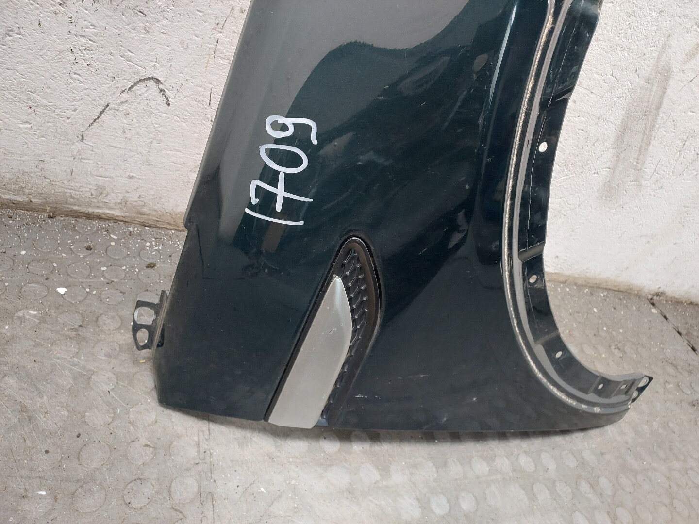 Крыло переднее правое