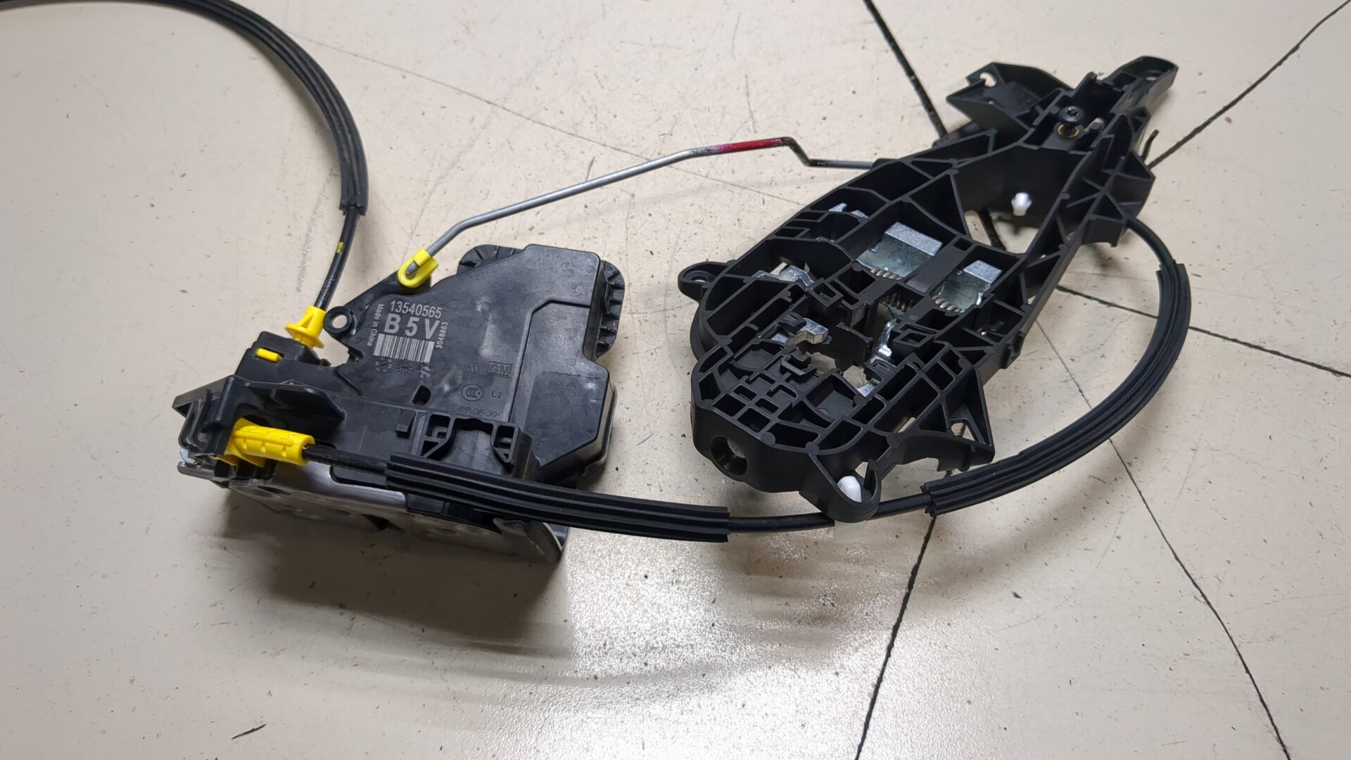 Замок двери задней левой