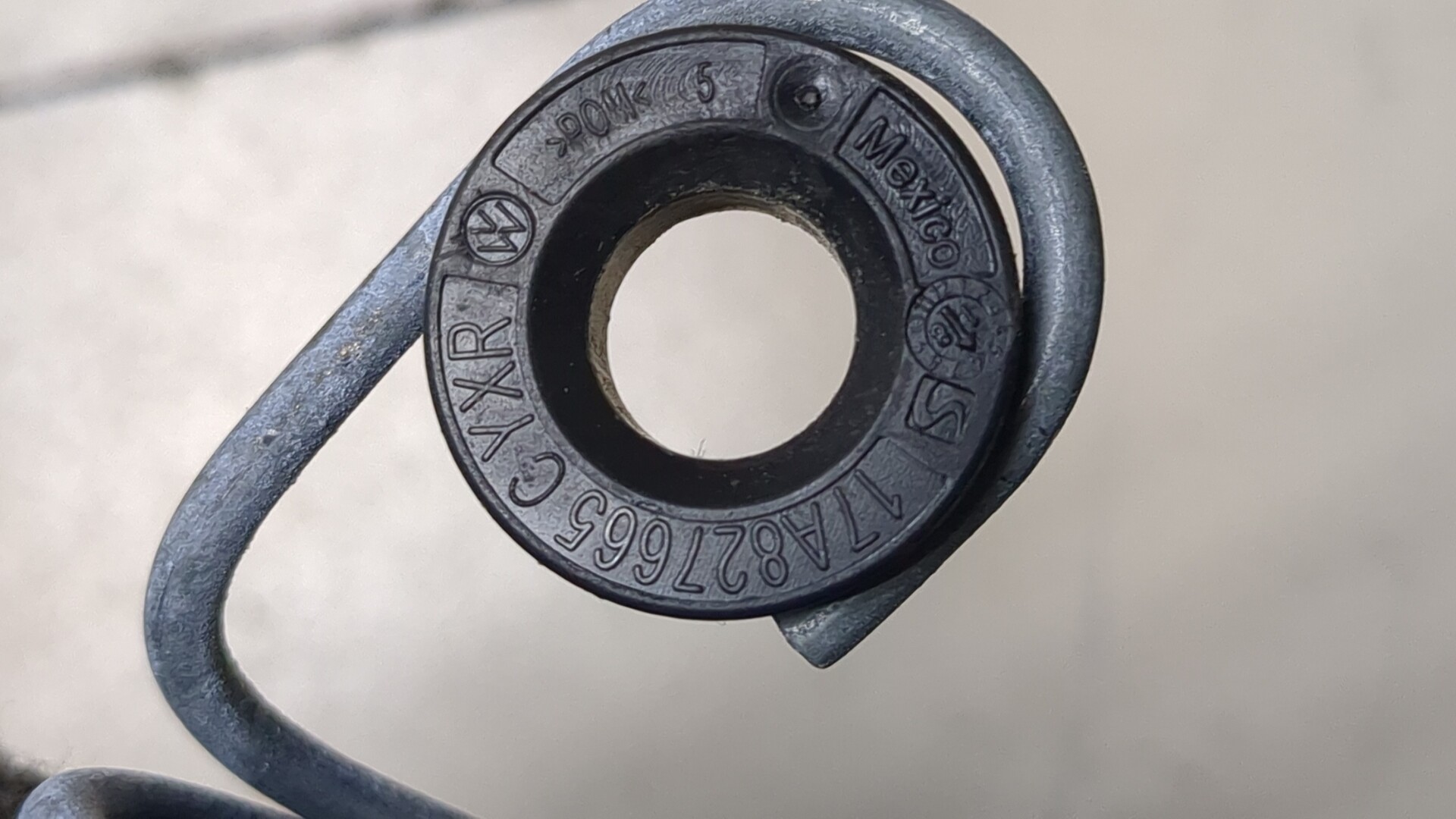 Пружина крышки багажника правая