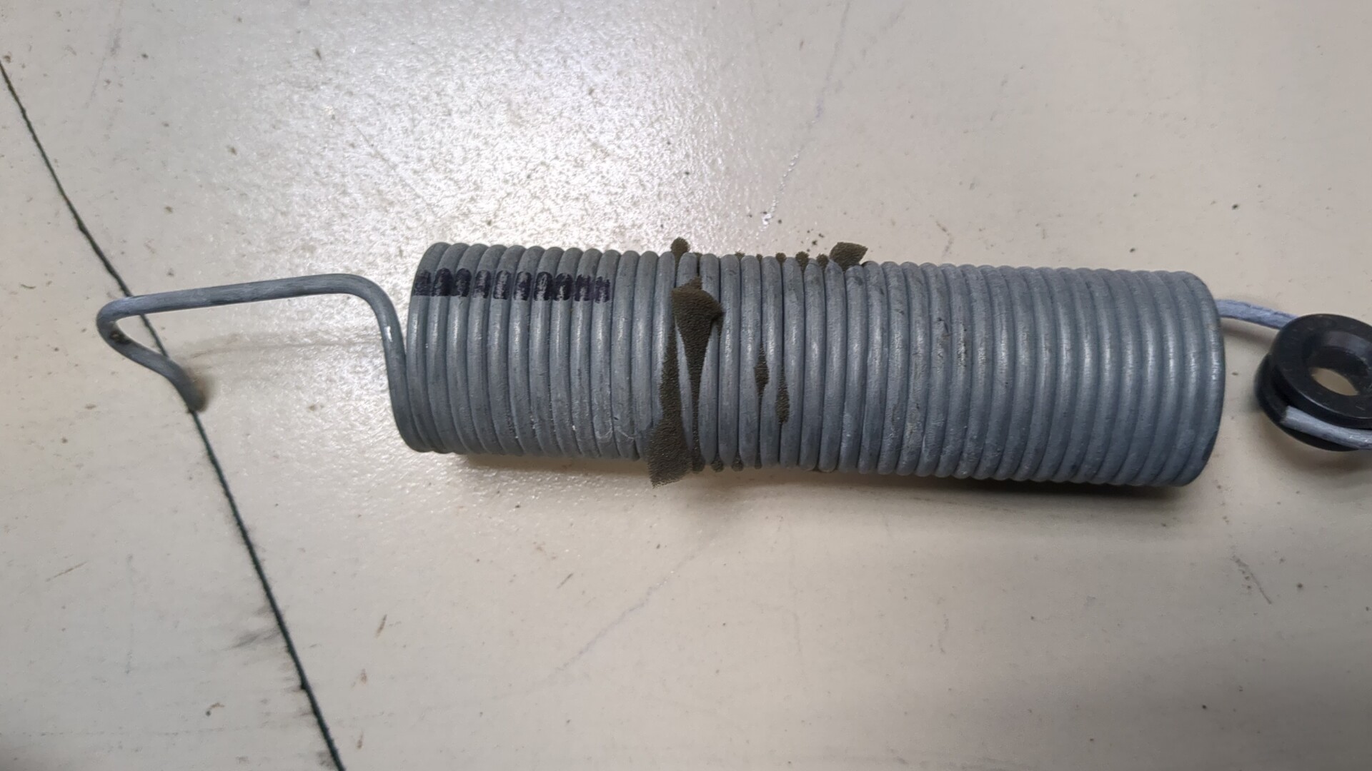 Пружина крышки багажника правая