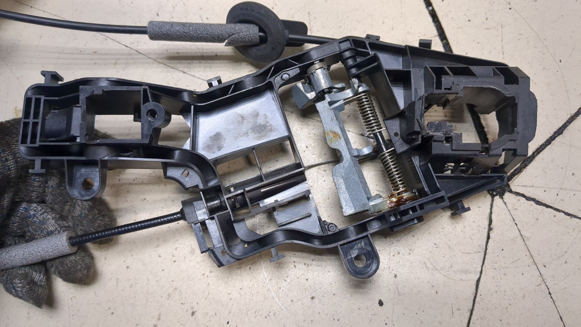 Замок двери задней левой