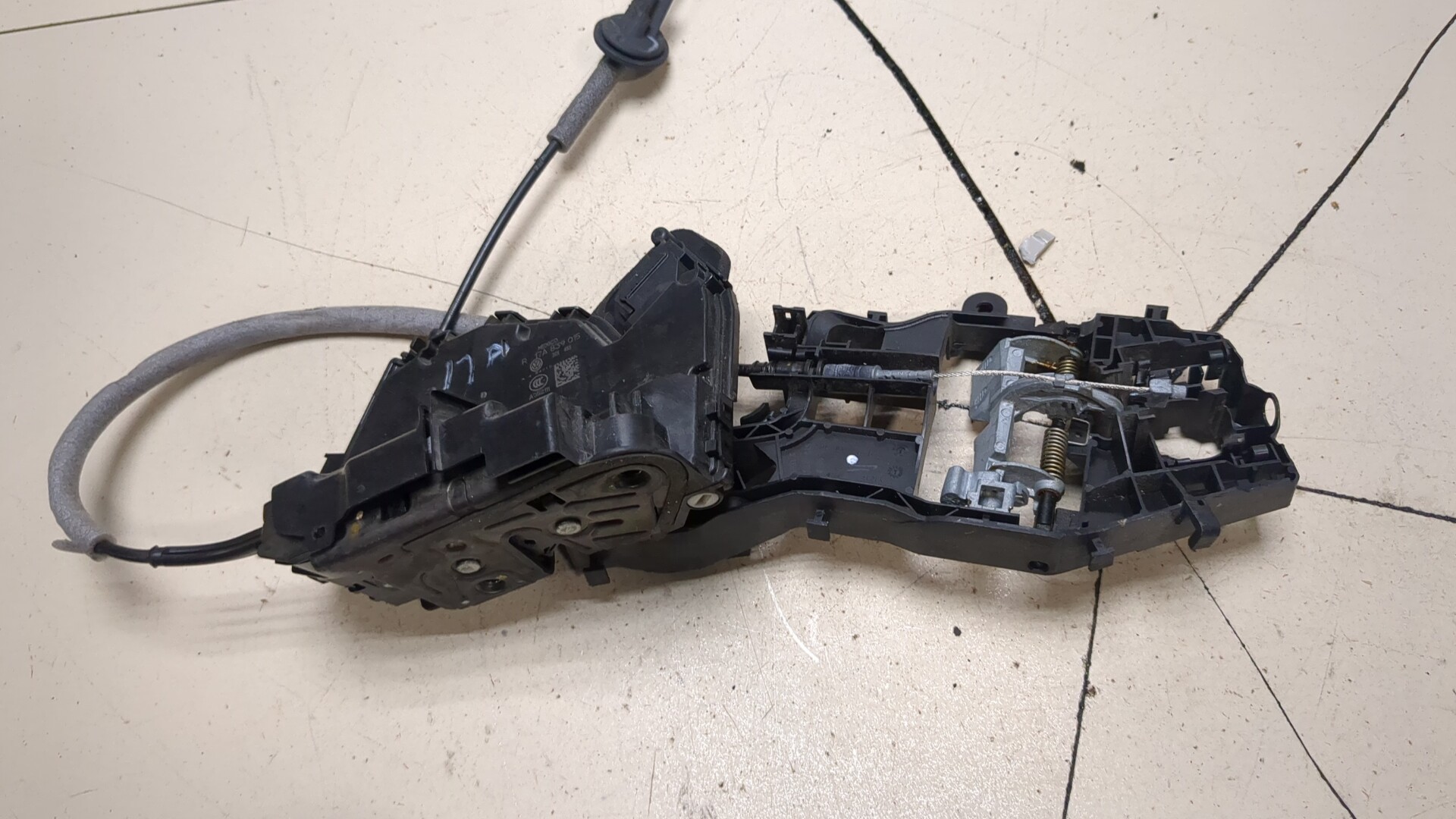 Замок двери задней левой