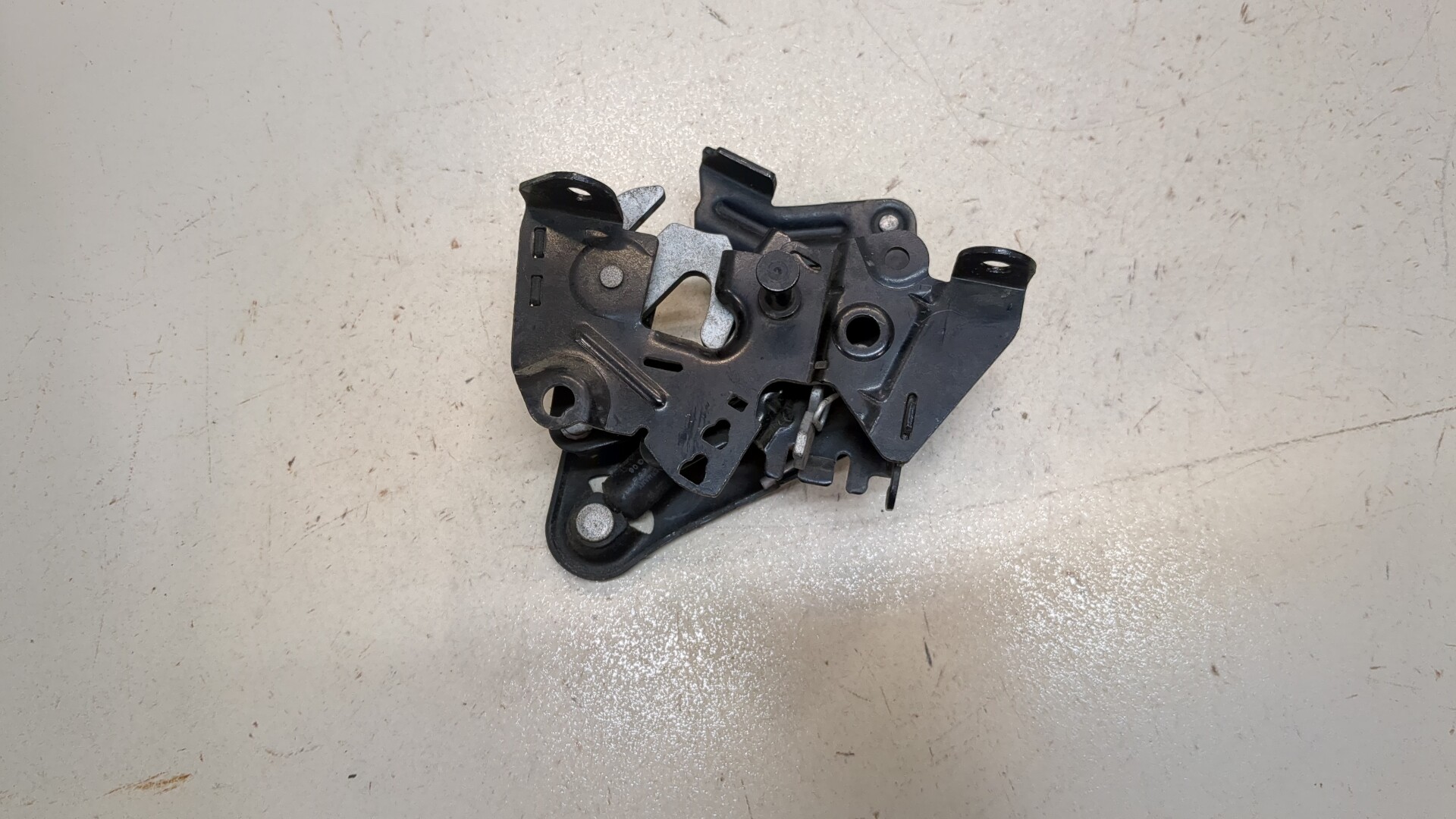 Замок капота