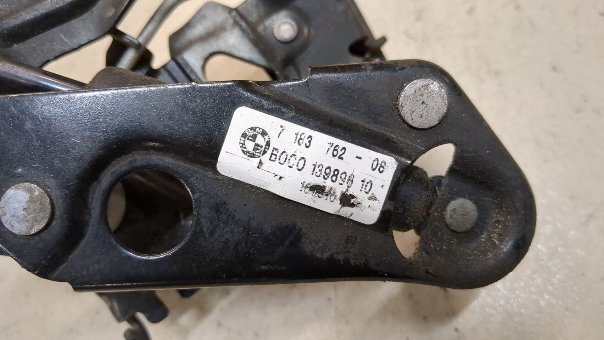 Замок капота