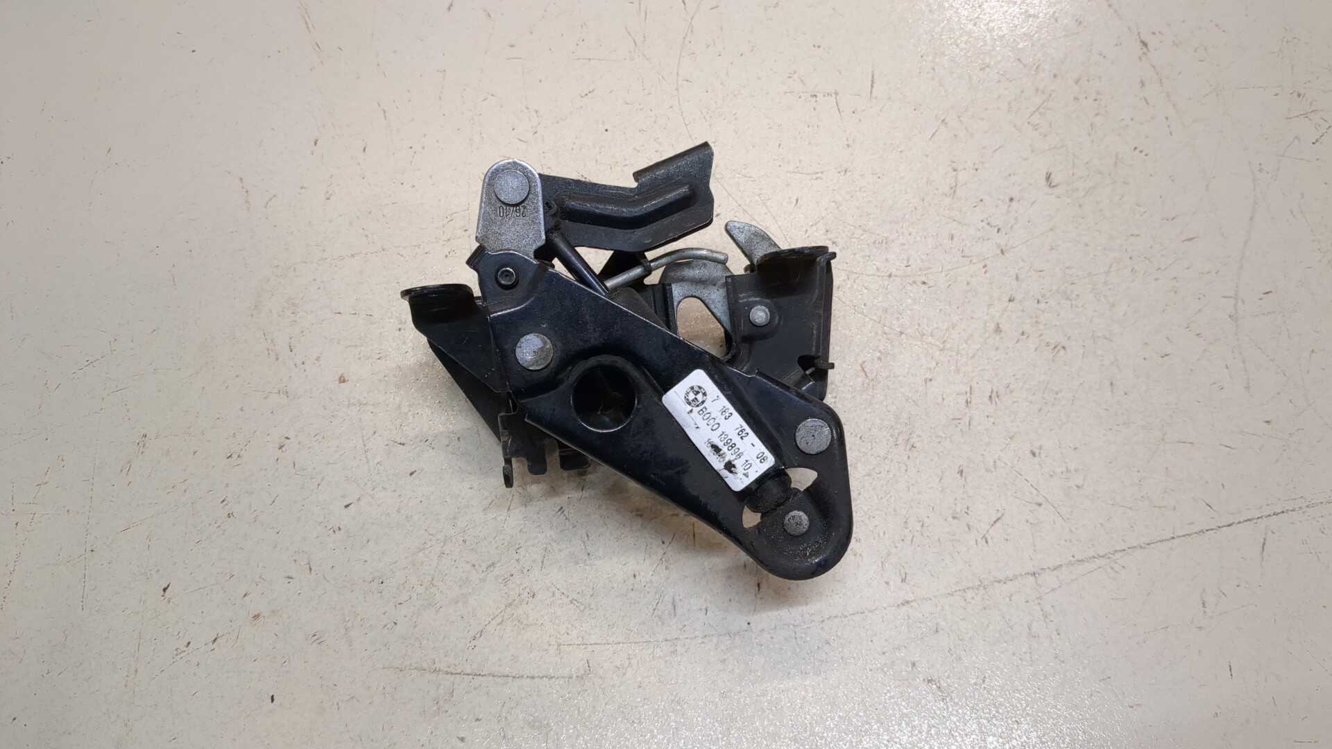 Замок капота