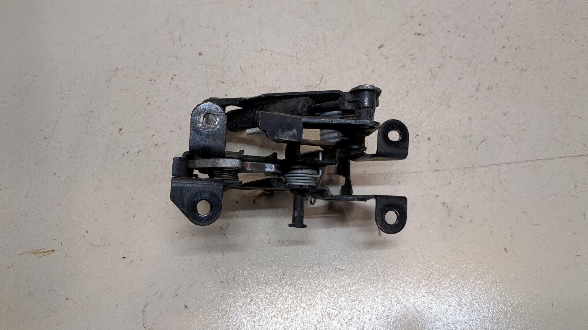 Замок капота