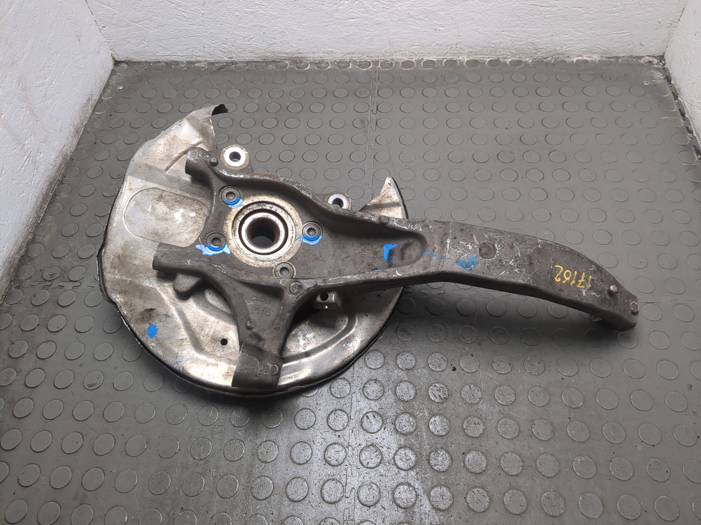 Кулак поворотный передний правый