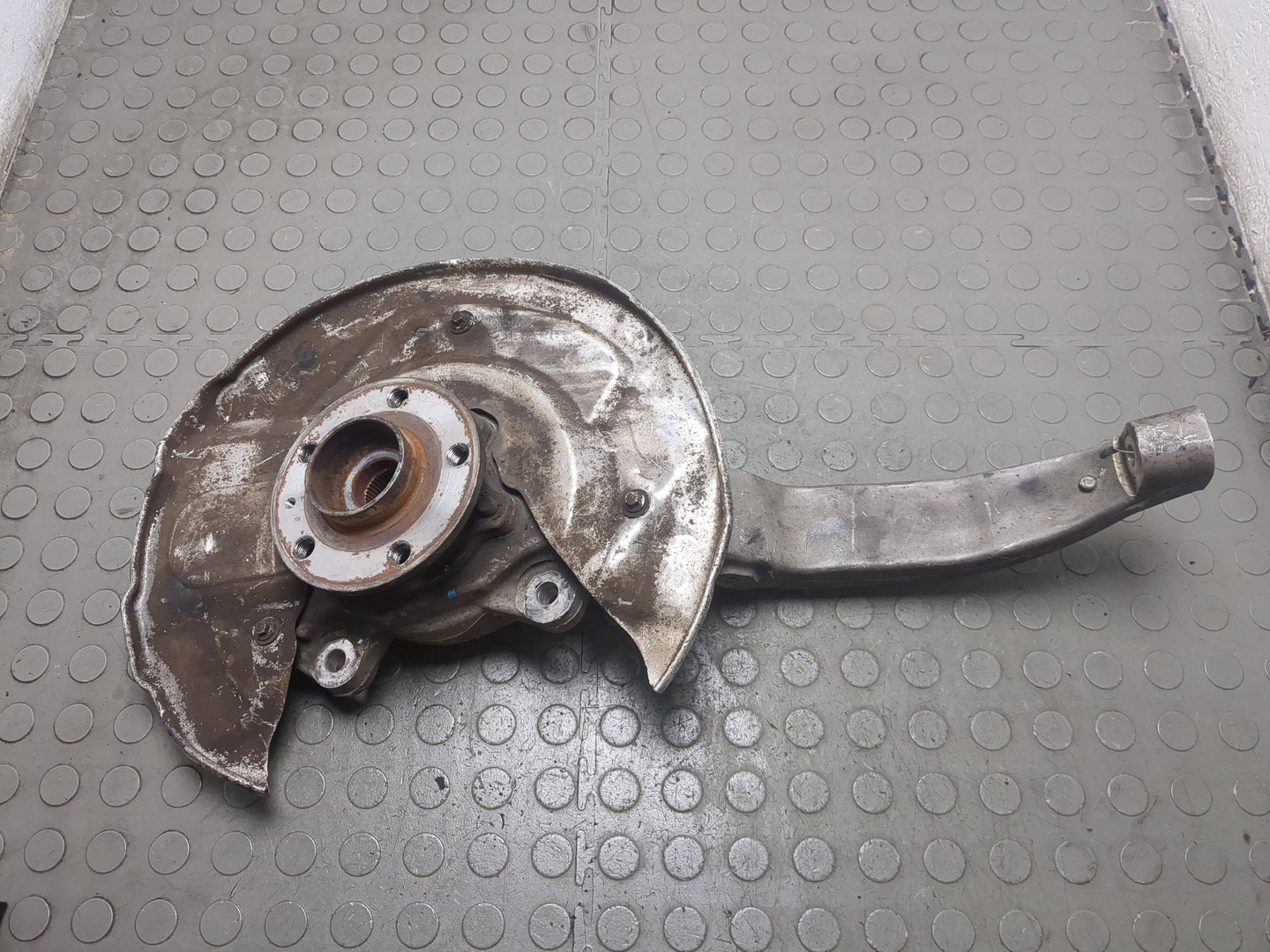 Кулак поворотный передний правый