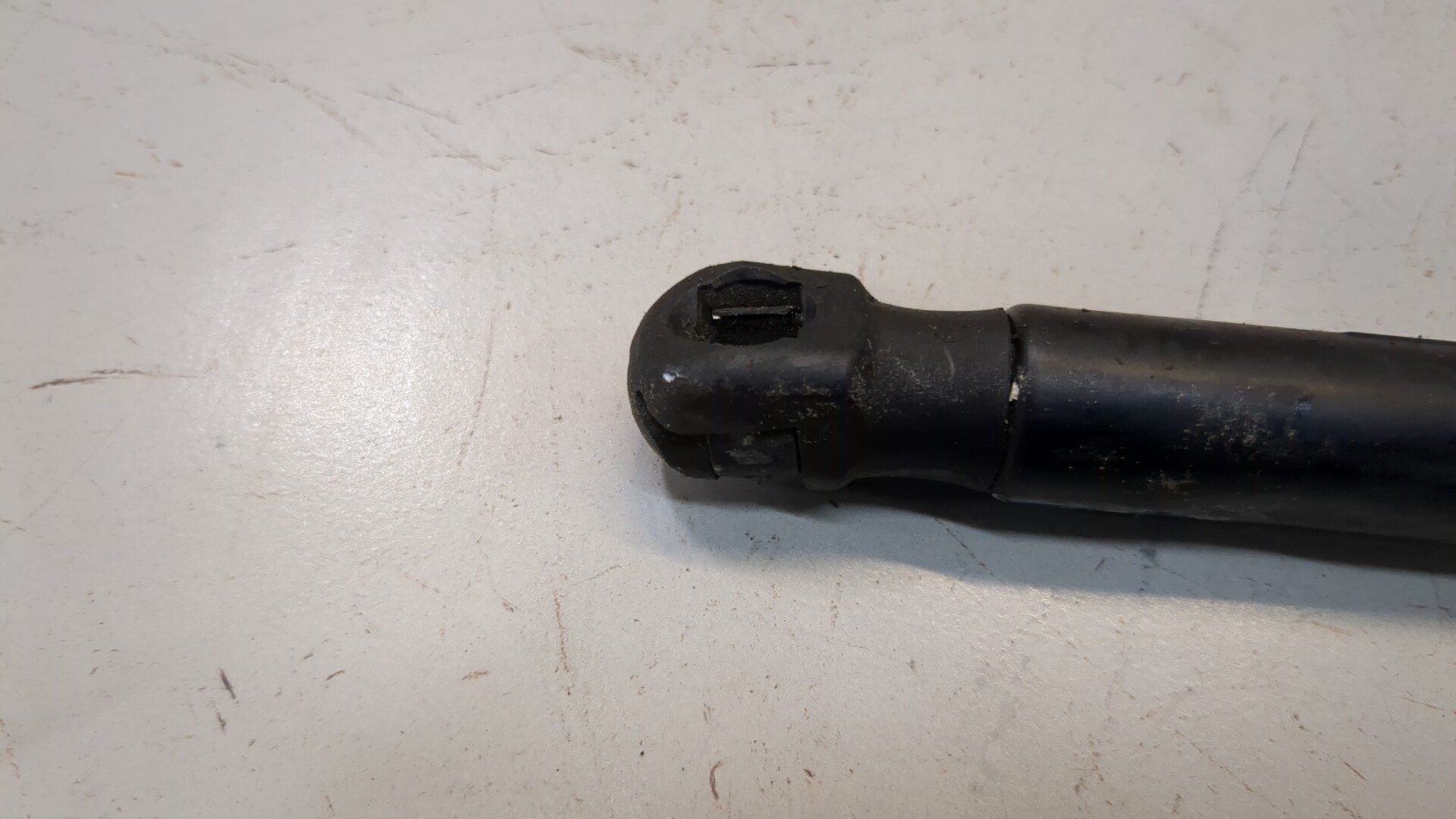 Амортизатор капота