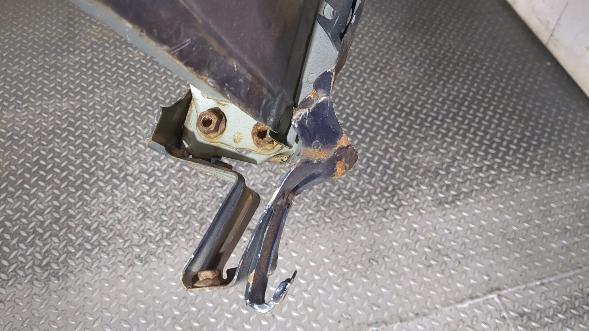 Лонжерон передний правый