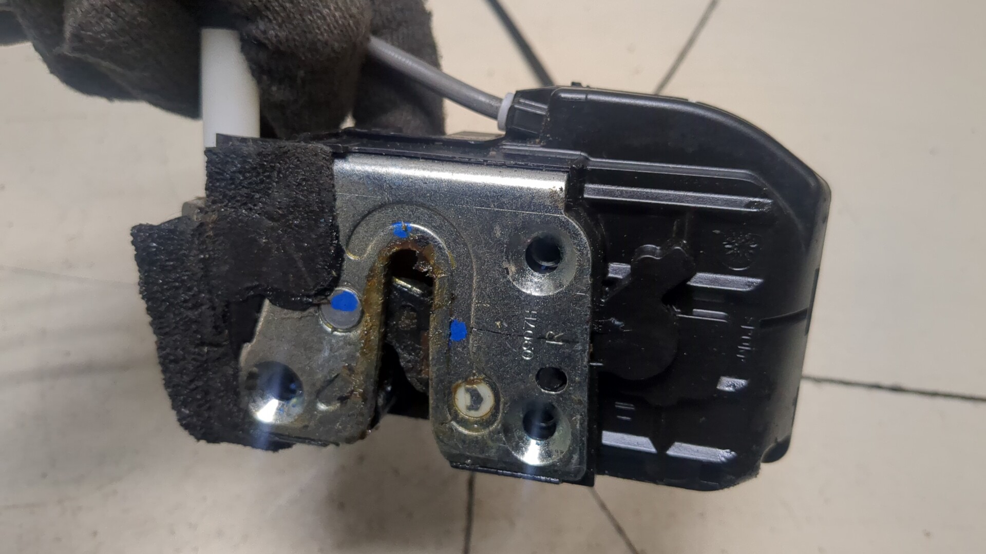 Замок двери передней правой