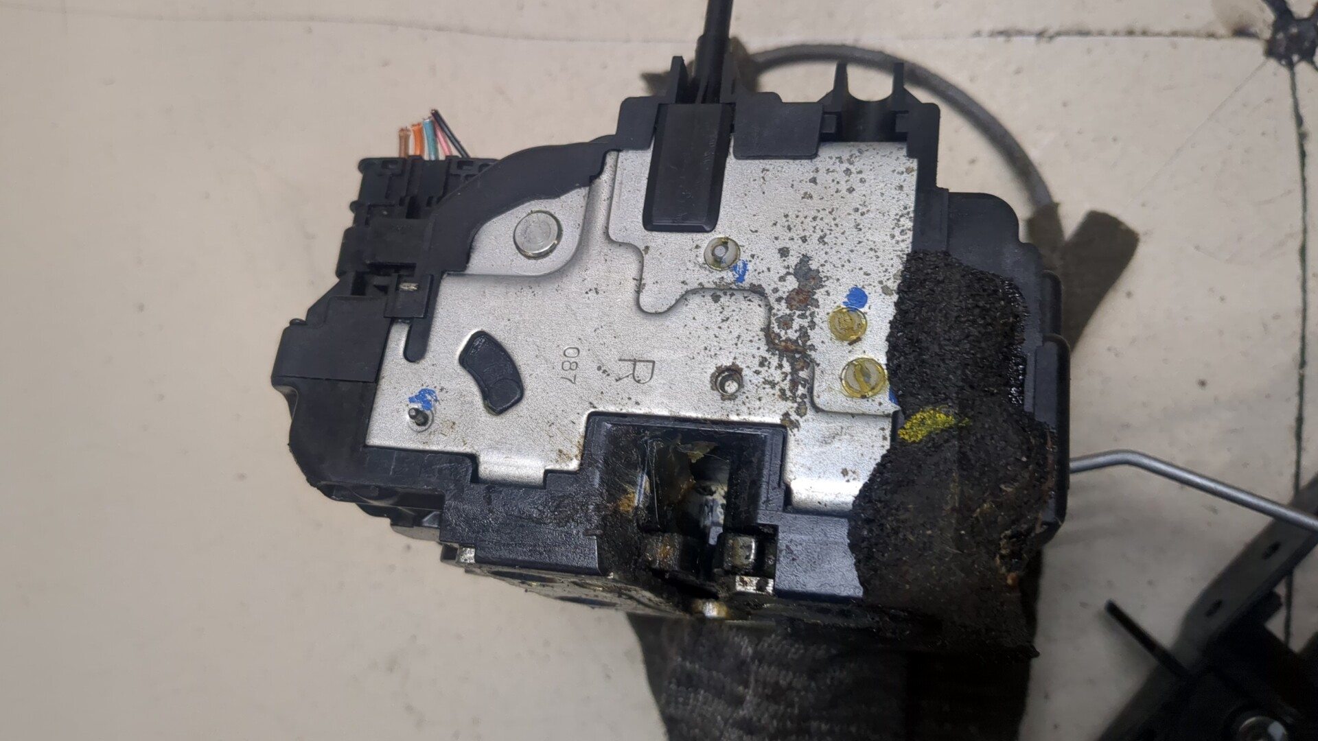 Замок двери передней правой