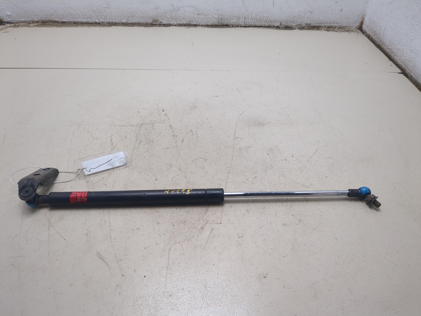 Амортизатор капота