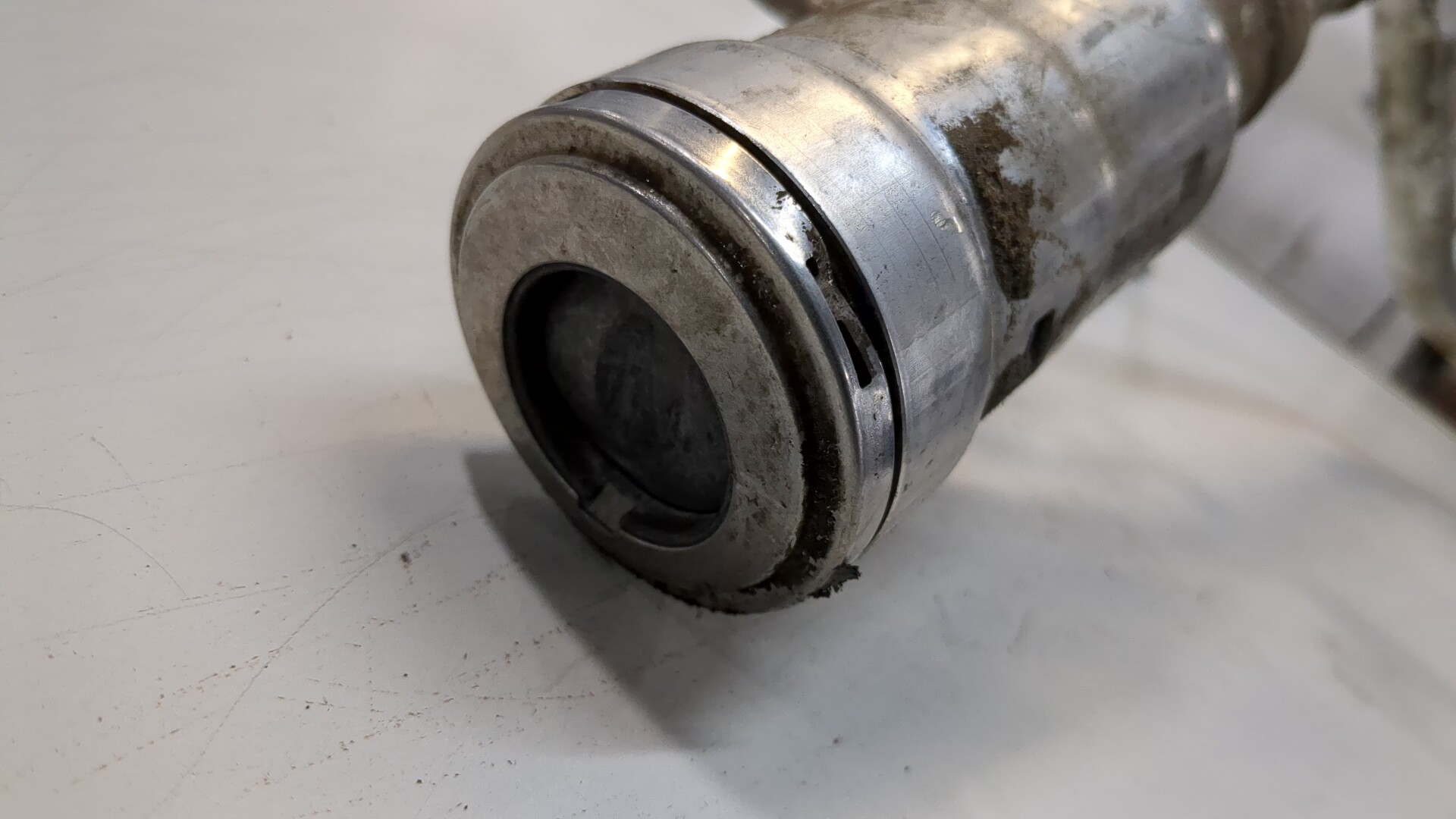 Горловина топливного бака