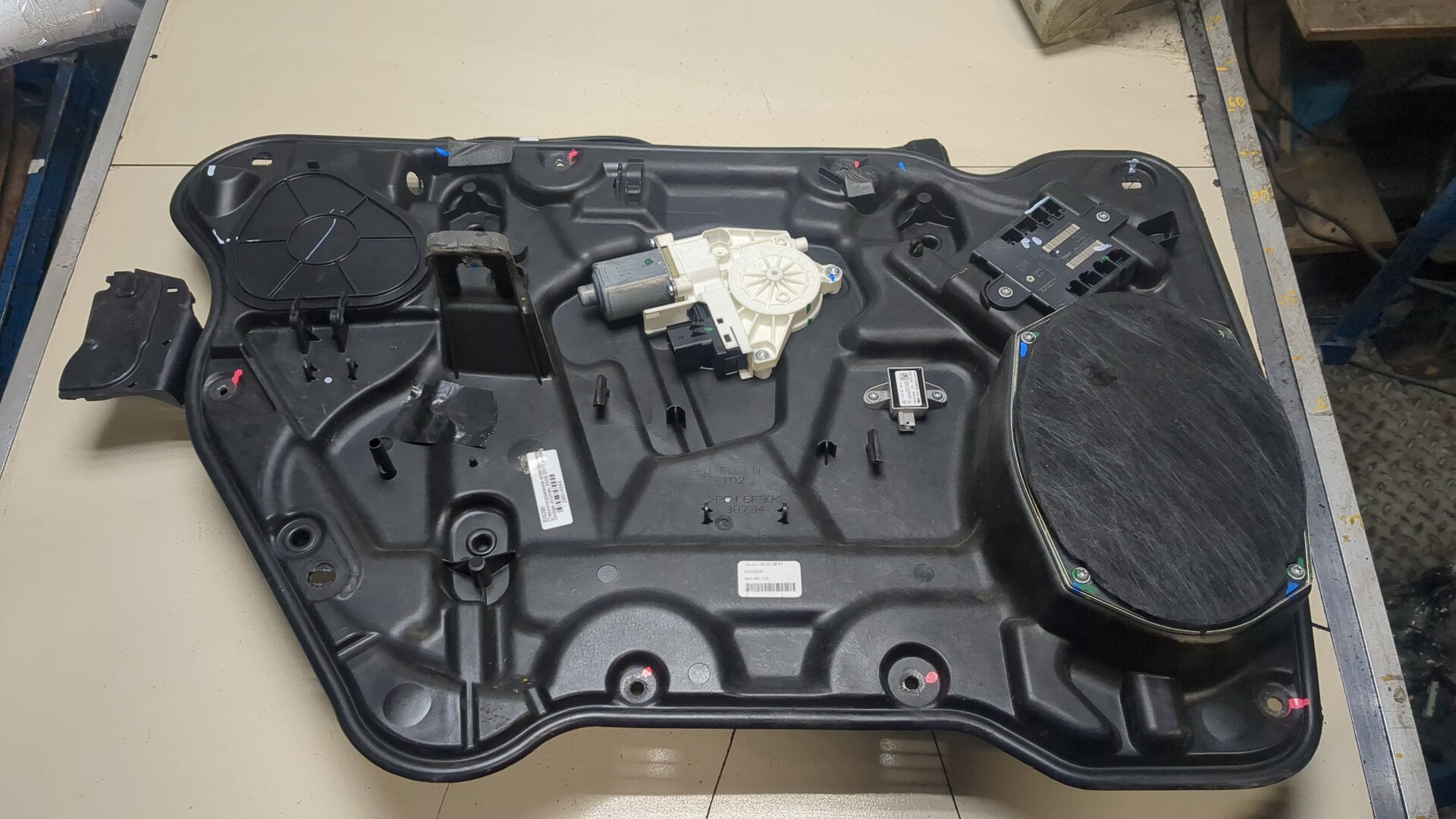 Стеклоподъемник электр. передний левый