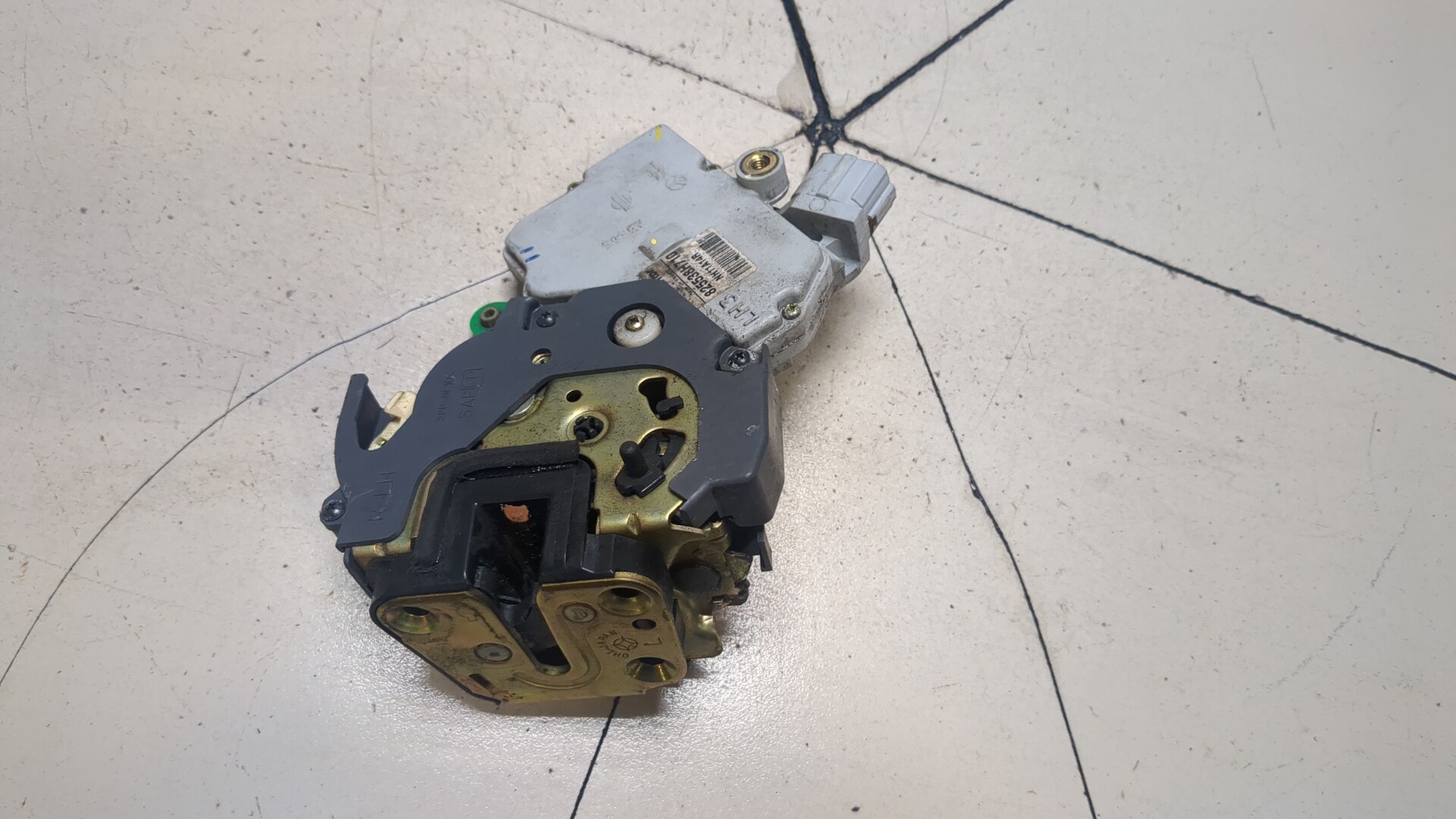 Замок двери задней левой