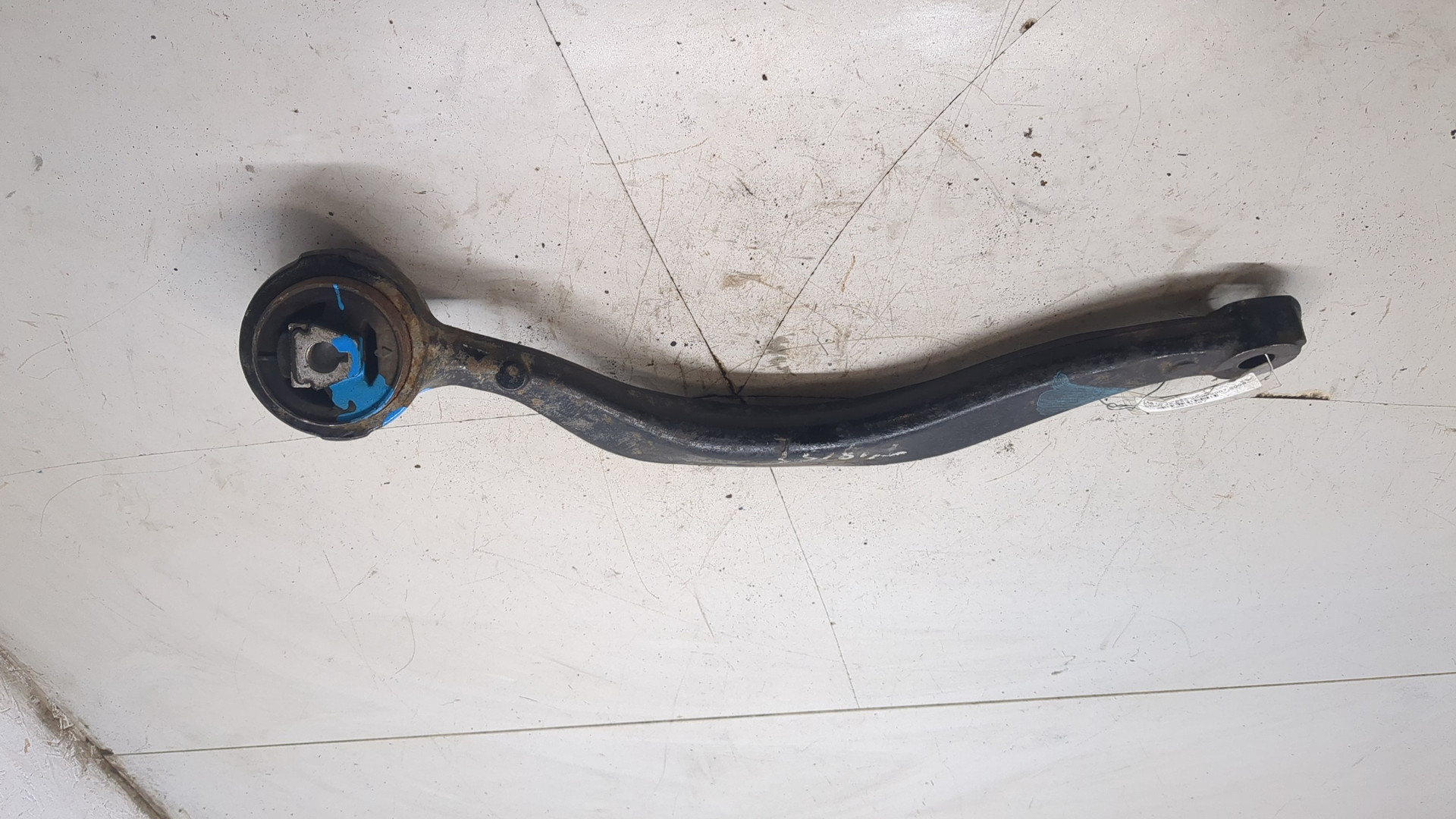 Рычаг передний левый