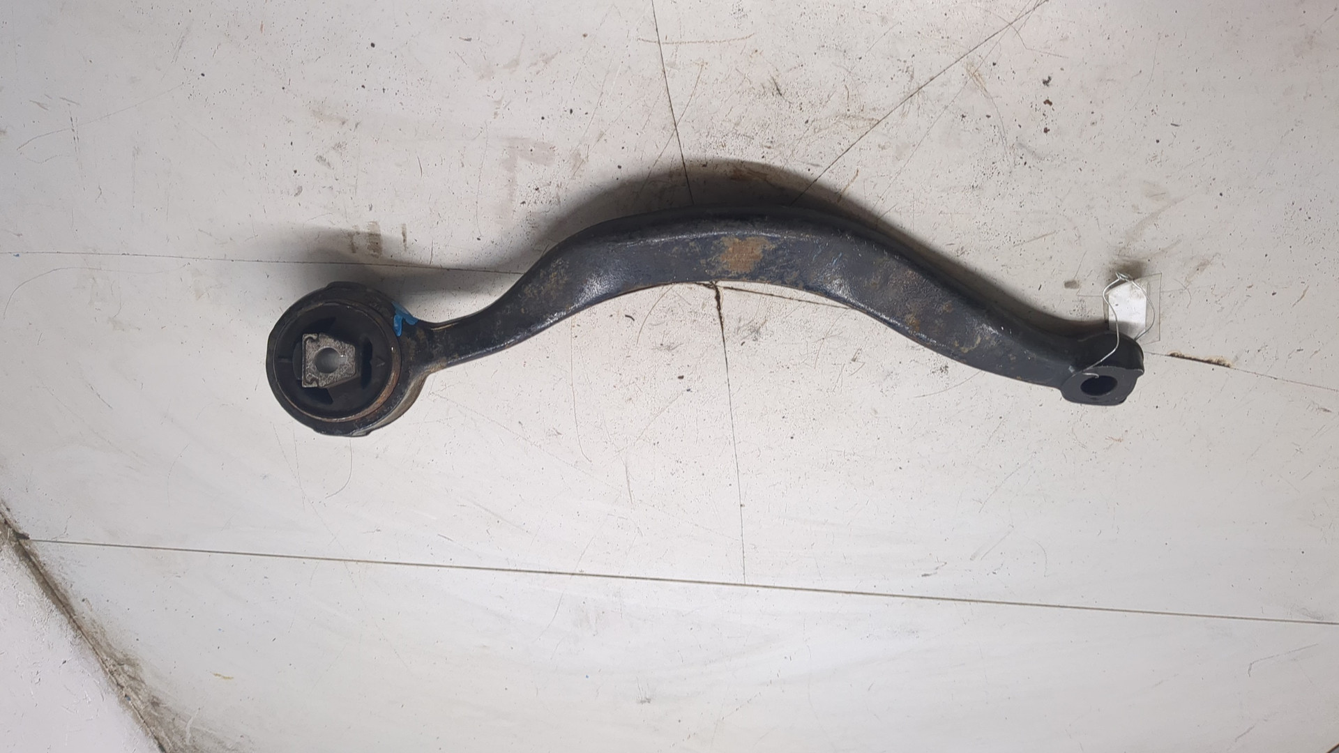 Рычаг передний левый