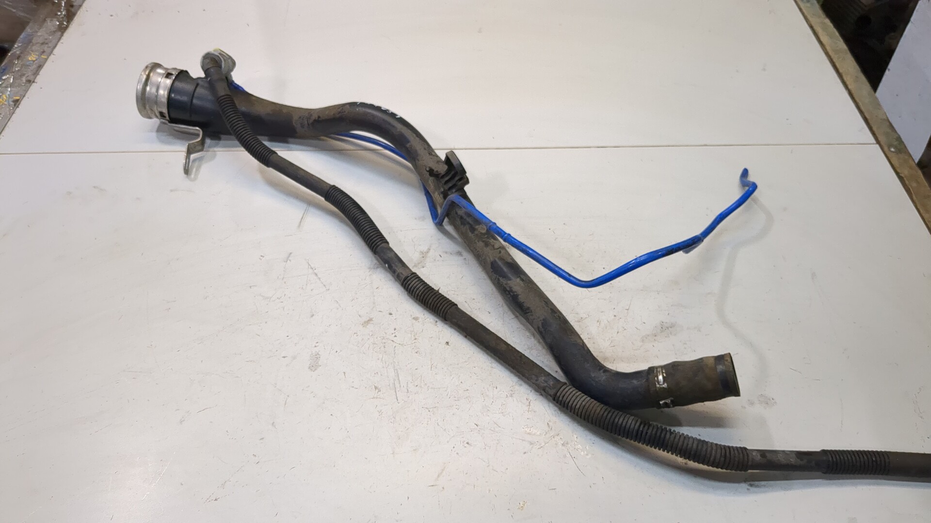 Горловина топливного бака