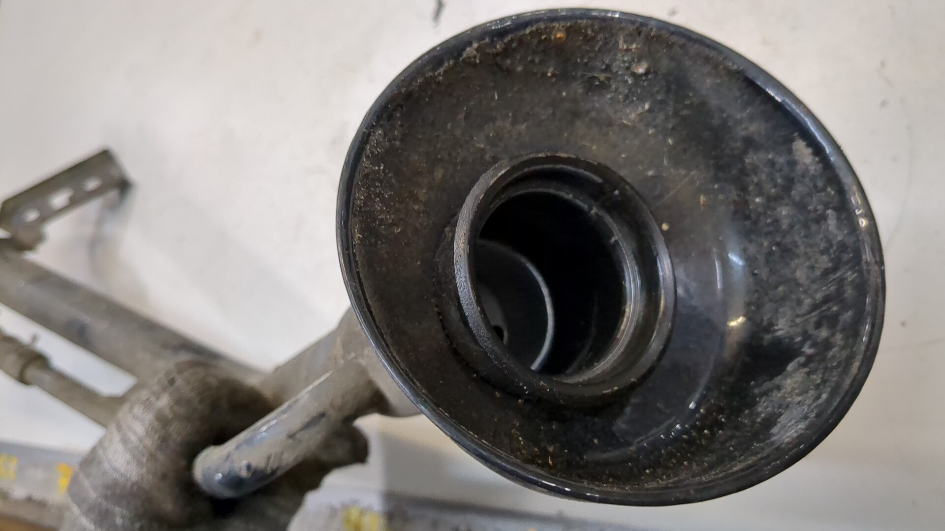 Горловина топливного бака