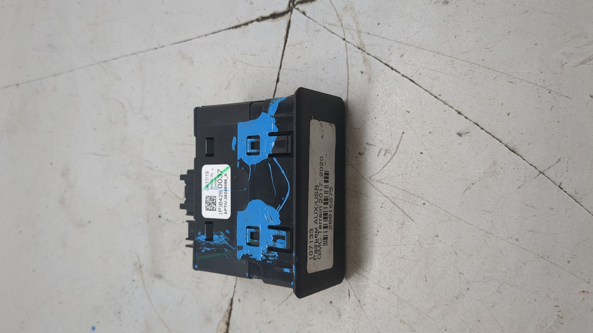 Гнездо AUX / USB IN