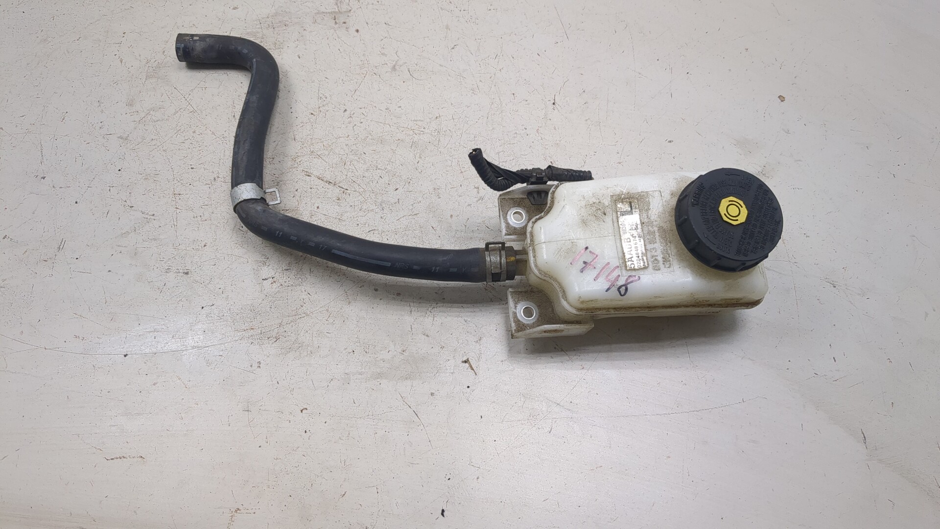 Бачок главного тормозного цилиндра