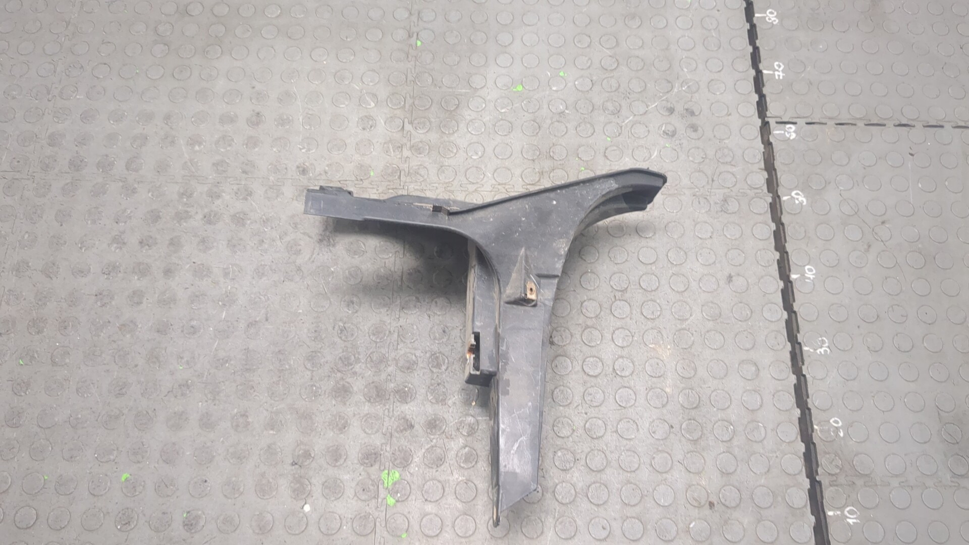 Кронштейн фар левый