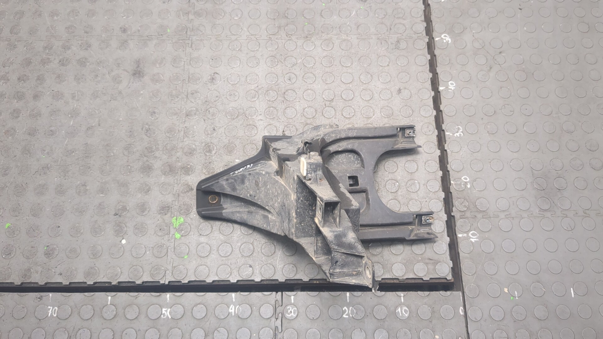 Кронштейн фар левый