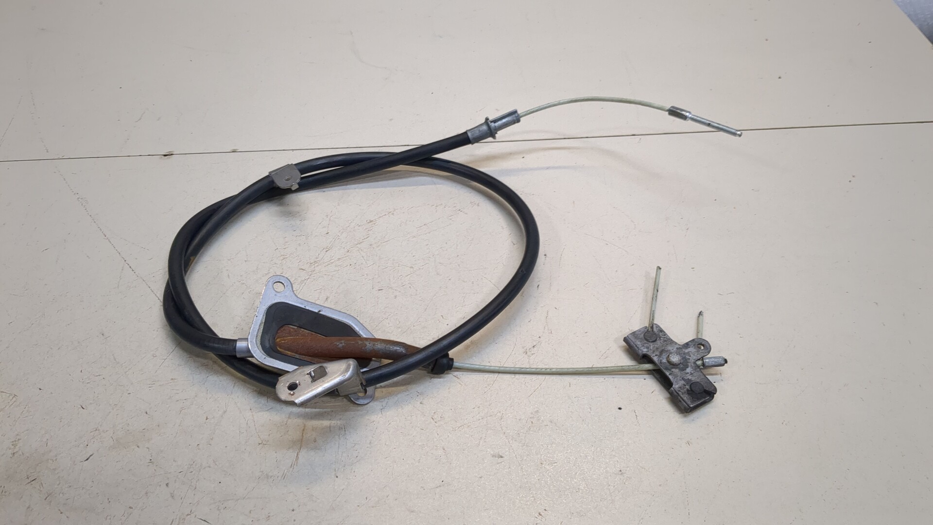 Трос стояночного тормоза