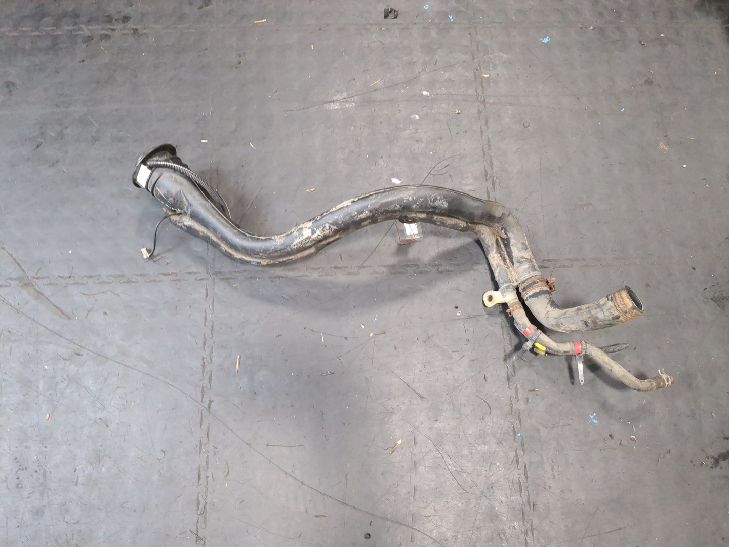 Горловина топливного бака