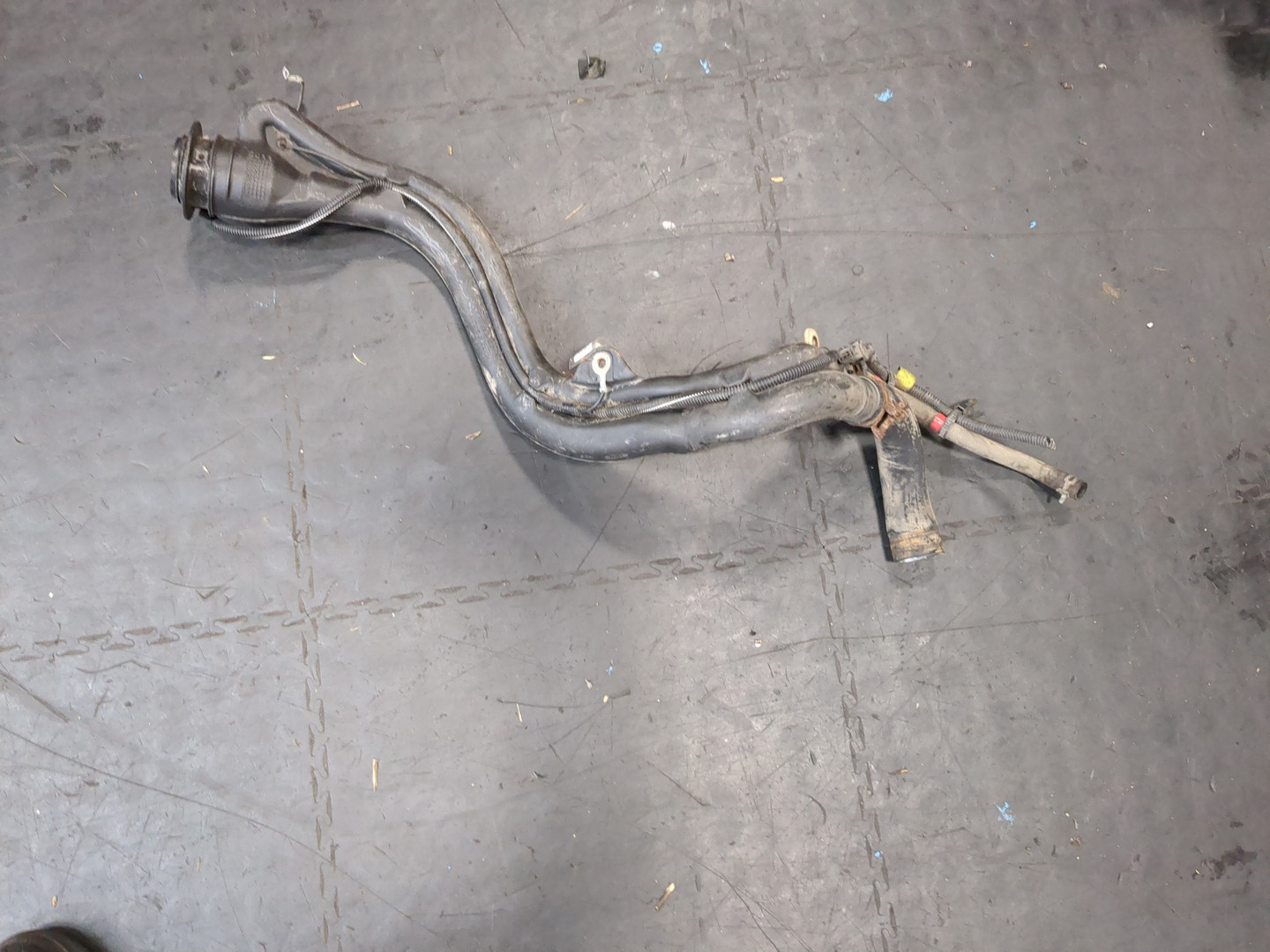 Горловина топливного бака