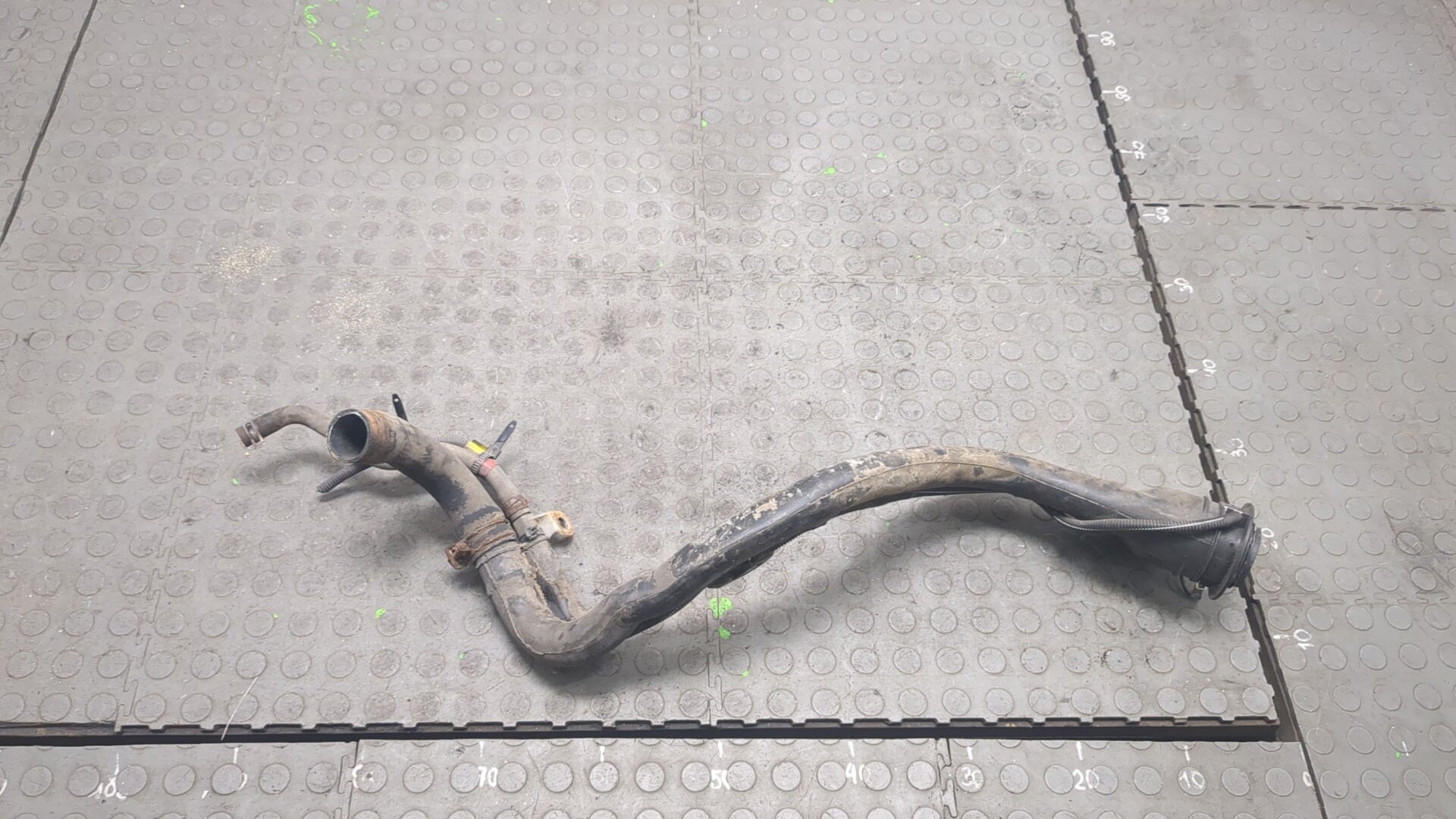 Горловина топливного бака